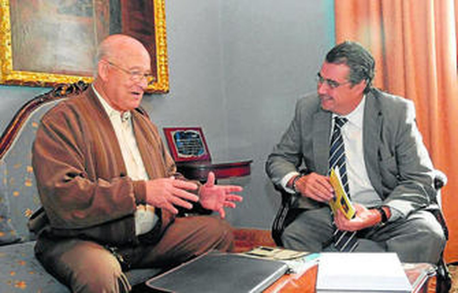 El párroco Guillermo Camacho con el alcalde, Enrique Moresco.