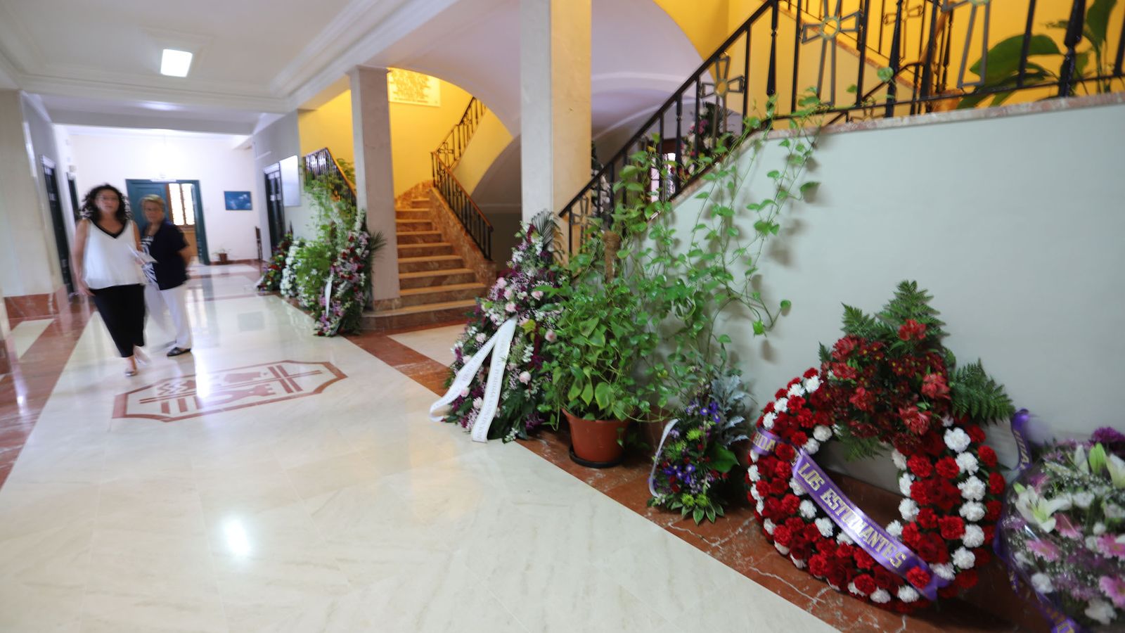 Coronas de flores en la sede del Obispado de Huelva.