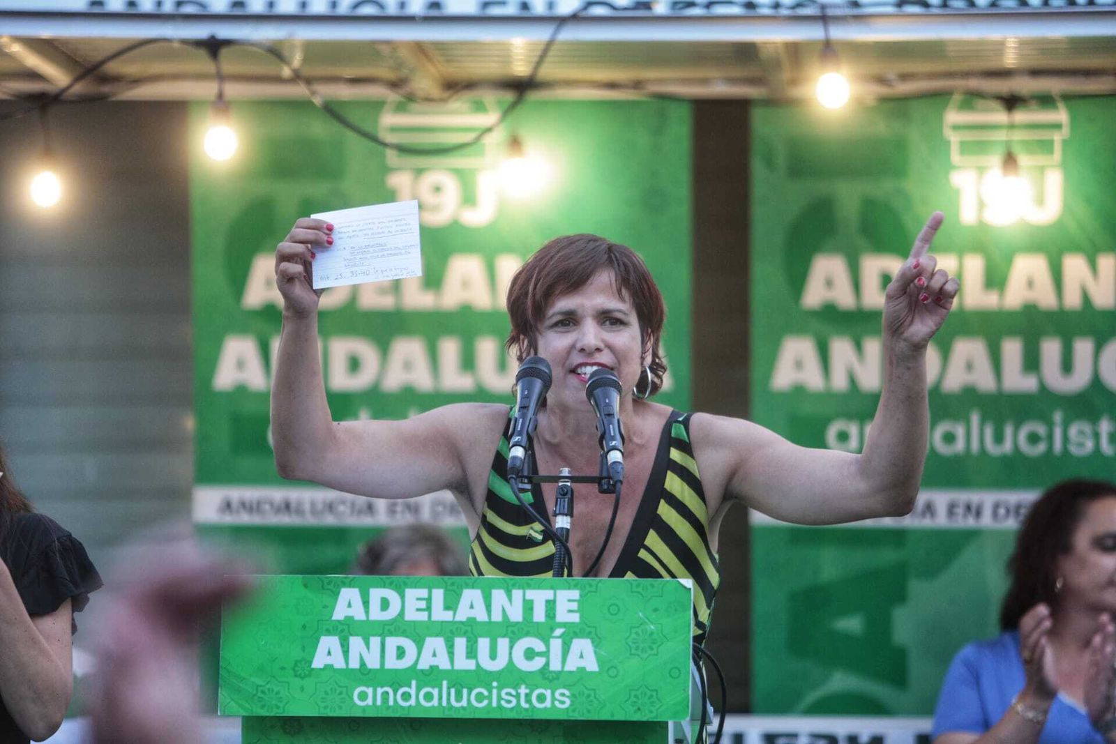 La candidata de Adelante Andalucía, Teresa Rodríguez, interviene en un mitin en Cádiz.