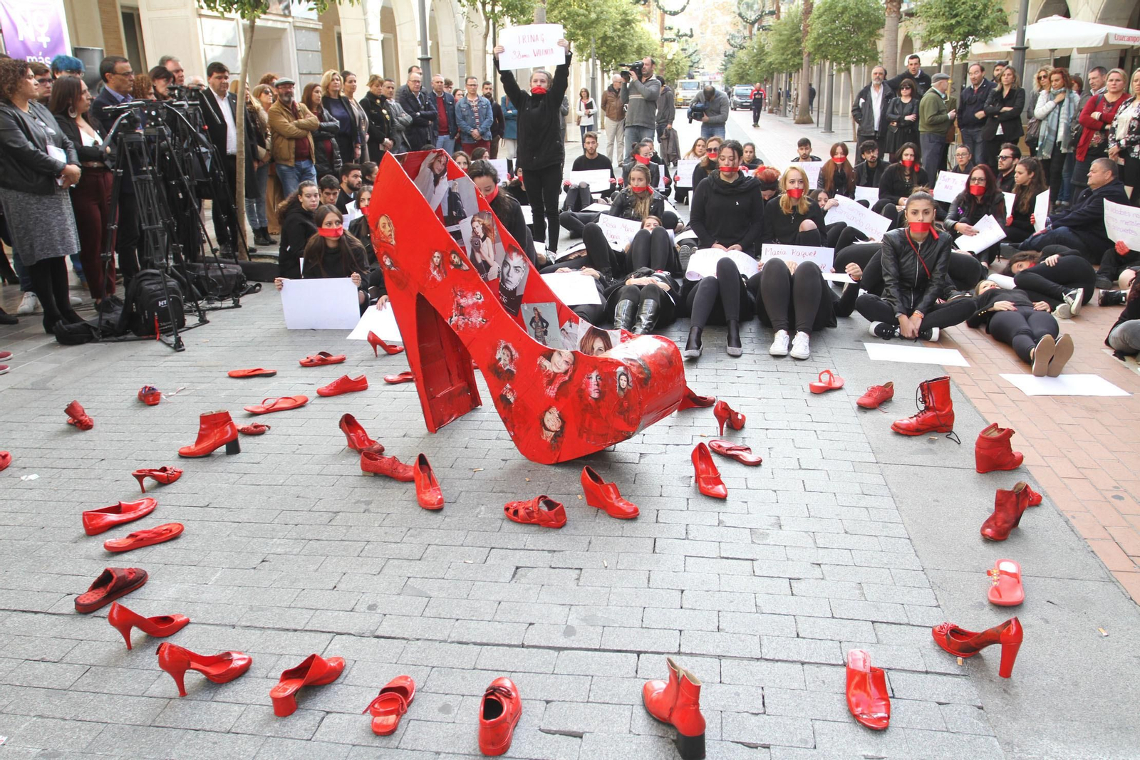 Lectura de manifiesto de violencia contra la mujer