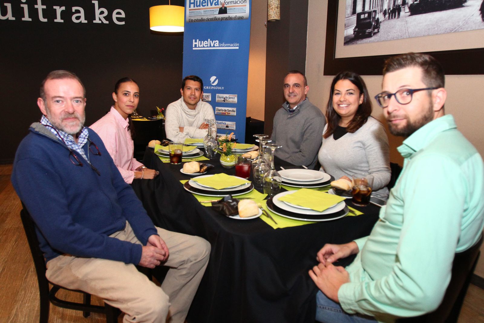 Anita Hernández (Sporting) y Narciso Rojas (Recre Trust), junto a los contertulios de la Tertulia Deportiva.