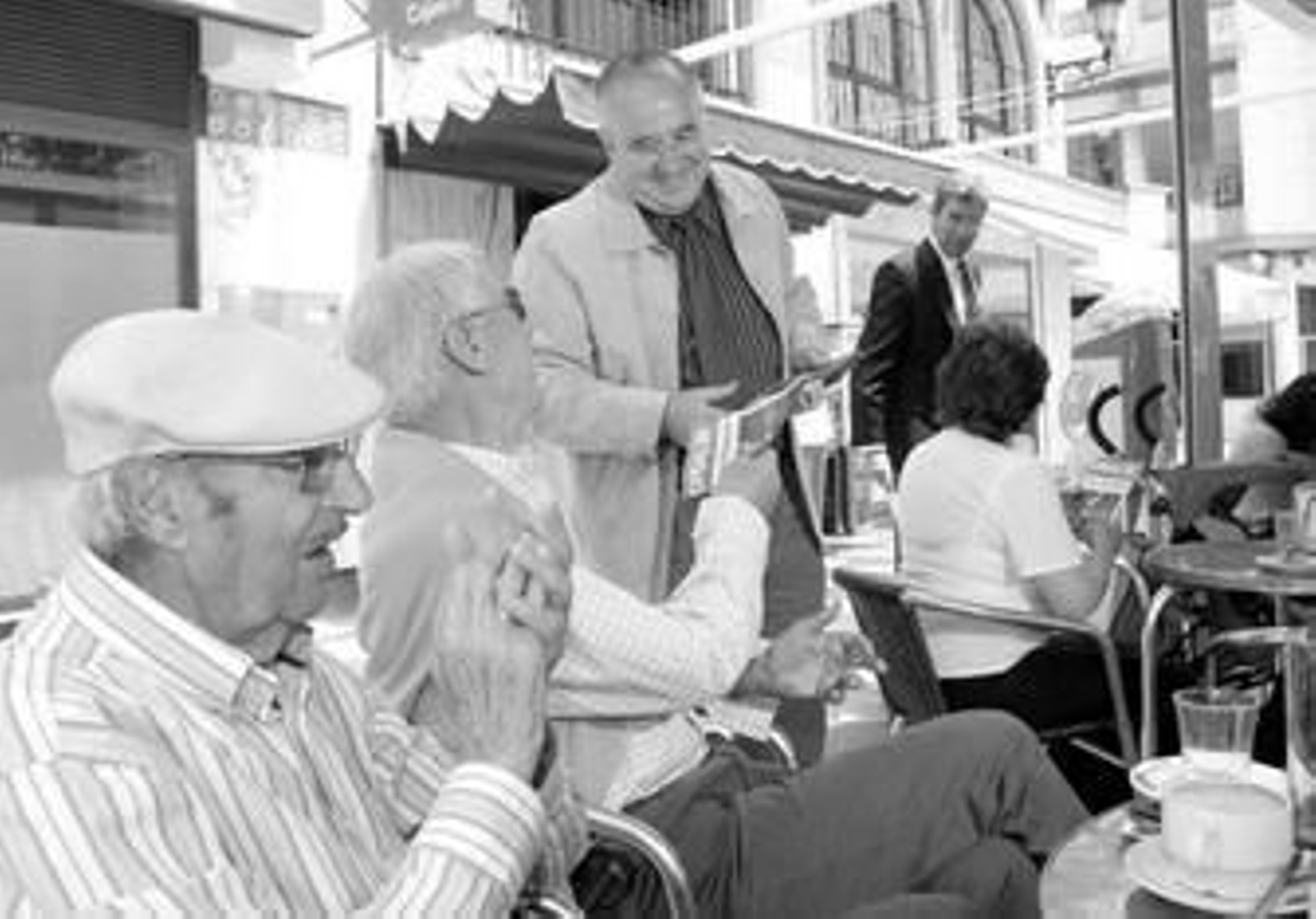 Hoyo y Herrera, ayer, entregando propaganda en la Plaza Alta.