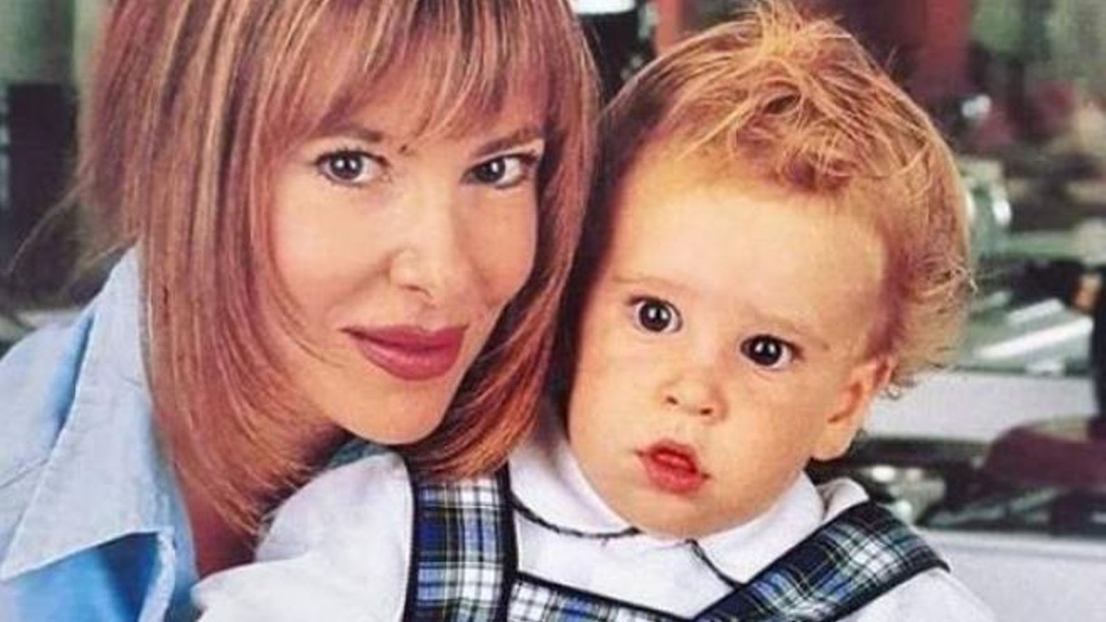 Con su madre, de pequeño.