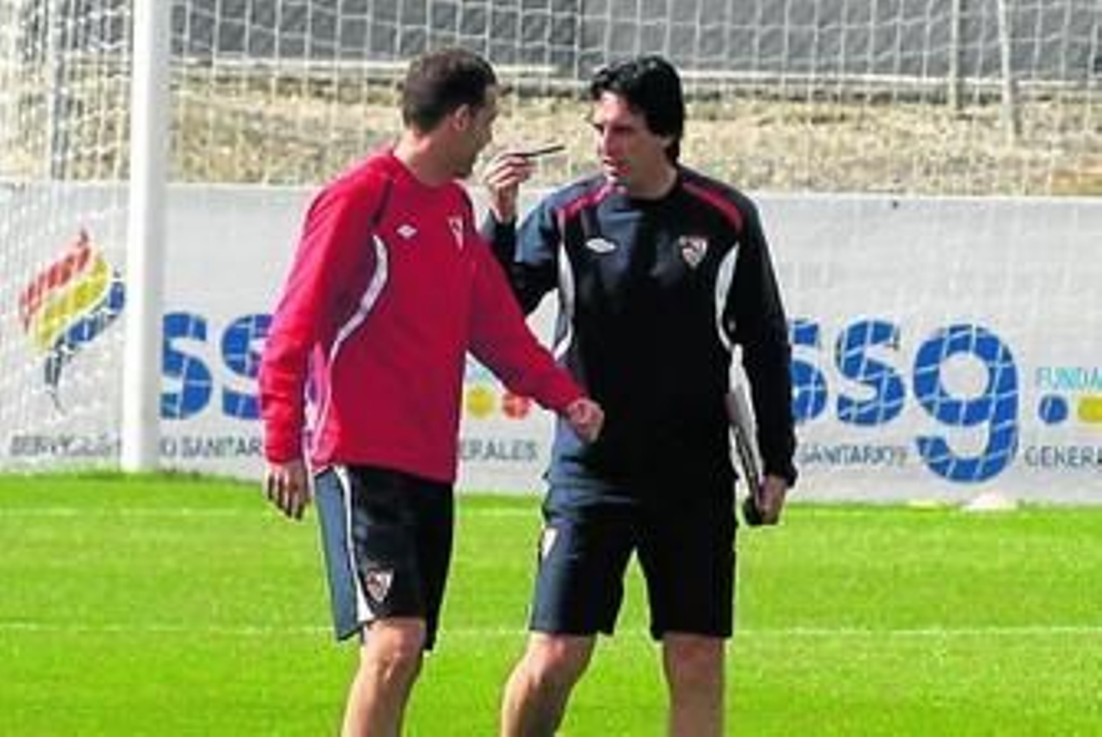 Fernando Navarro bromea con Unai Emery.