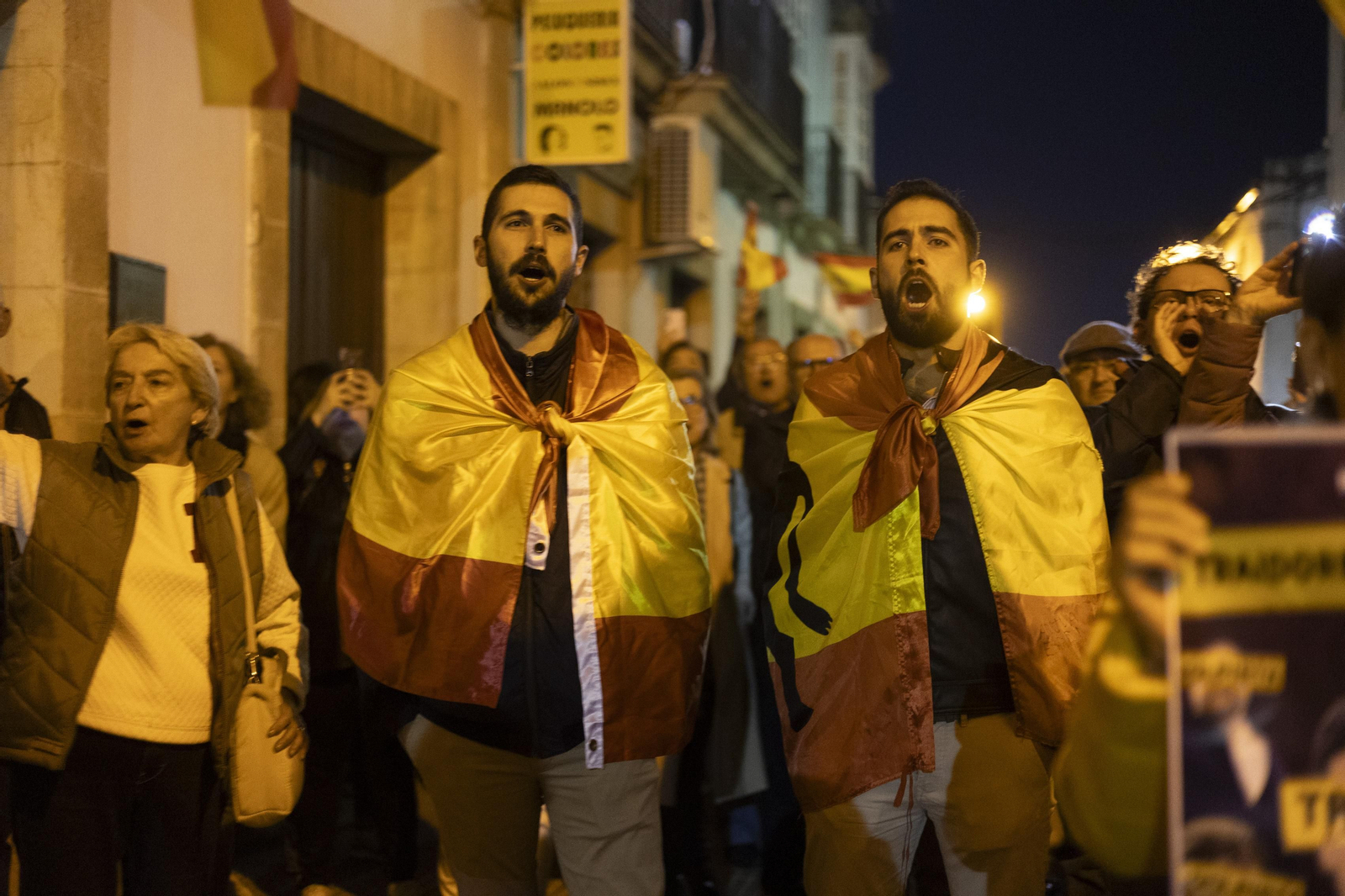 Concentración  contra la amnistía ante la sede del PSOE en El Puerto de Santa María.