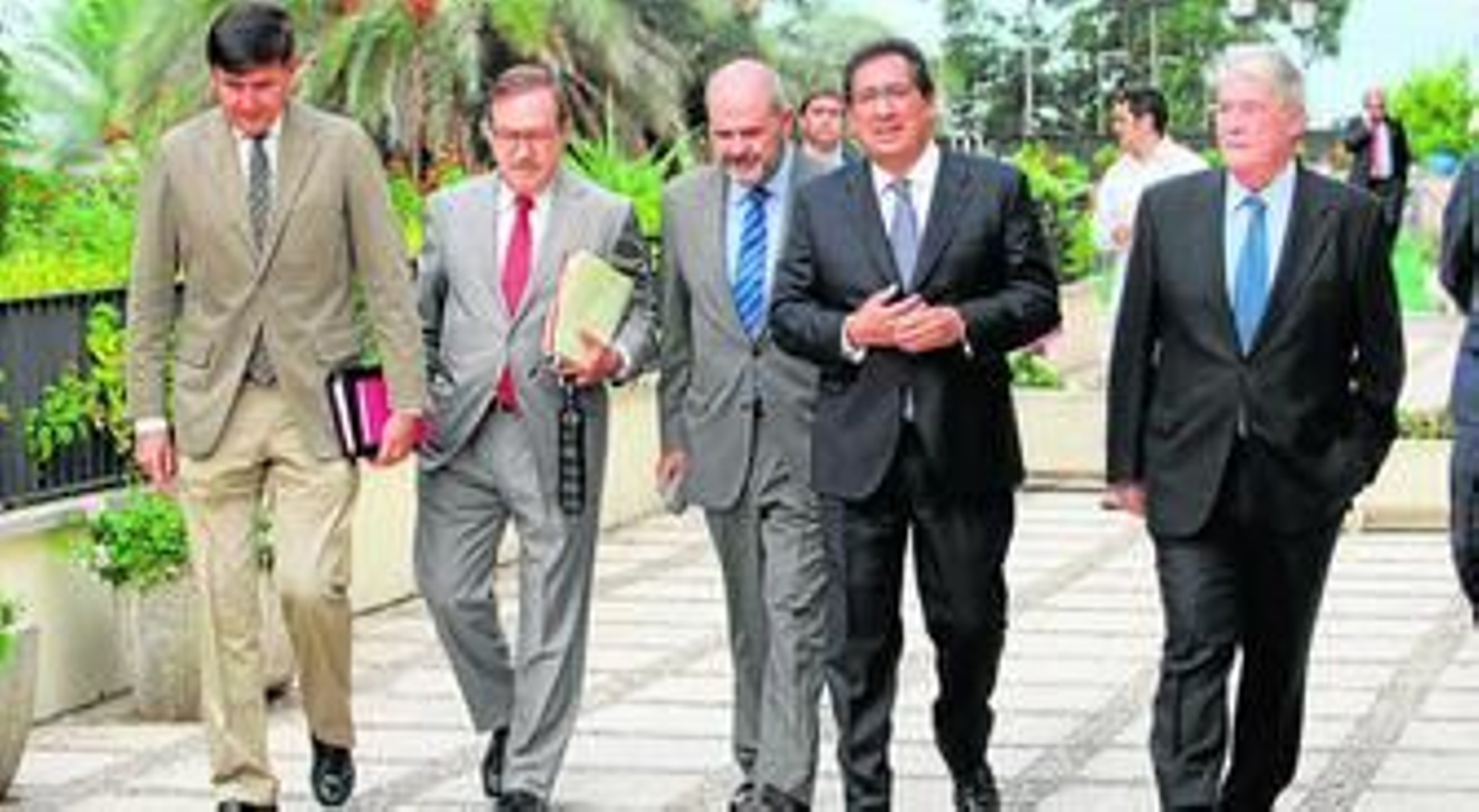 Manuel Pimentel, Federico Durán, Manuel Chaves, Antonio Pulido y Luis Carreto antes del inicio del debate. Manuel Pimentel, Federico Durán, Manuel Chaves, Antonio Pulido y Luis Carreto antes del inicio del debate.