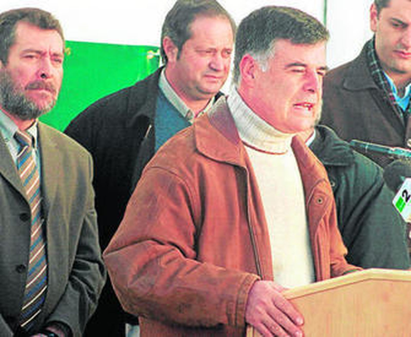 Viera, con Antonio Rivas detrás,  en la feria de Muestras de El Pedroso de 2002.