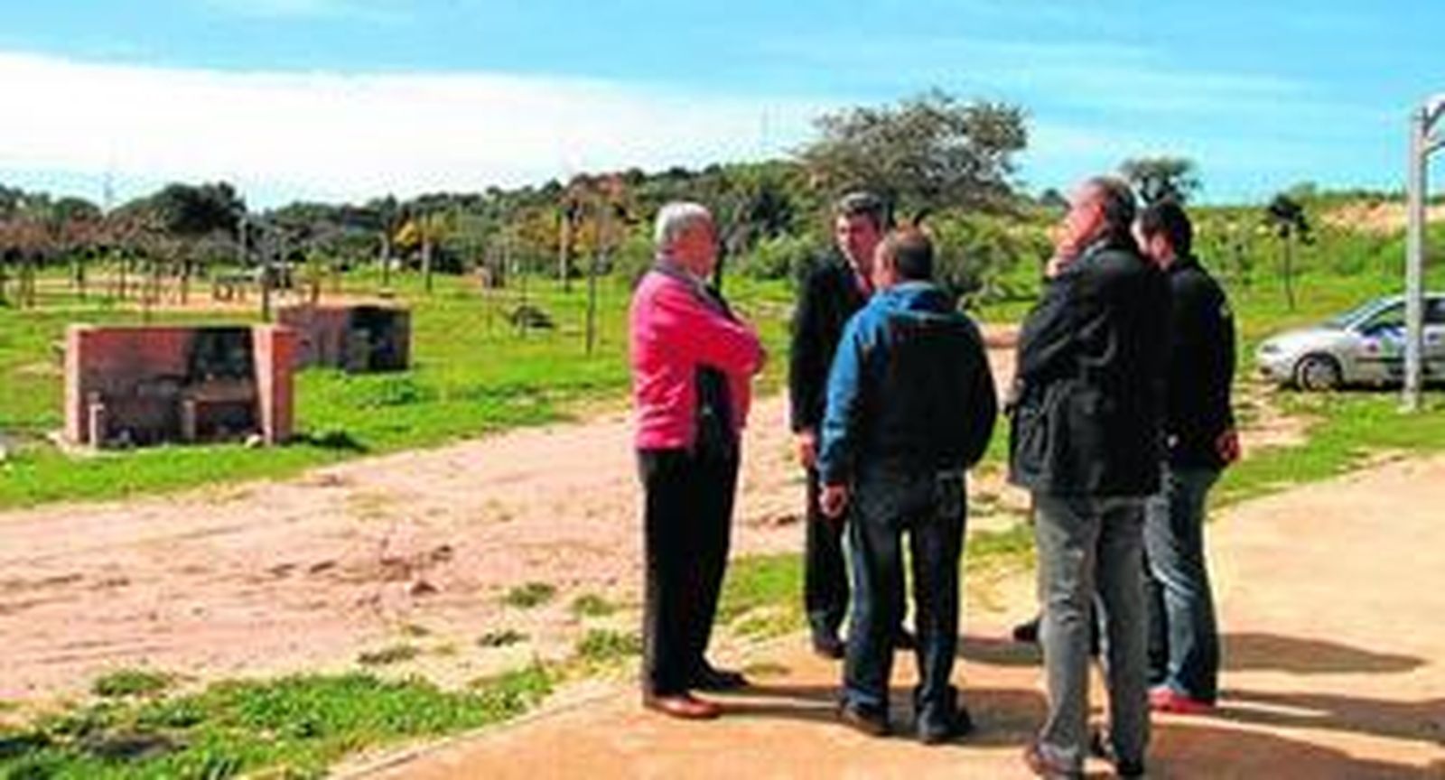 Romero, técnicos municipales y los representantes vecinales y de hostelería, en una de las zonas del parque del Cerro donde se intervendrá.