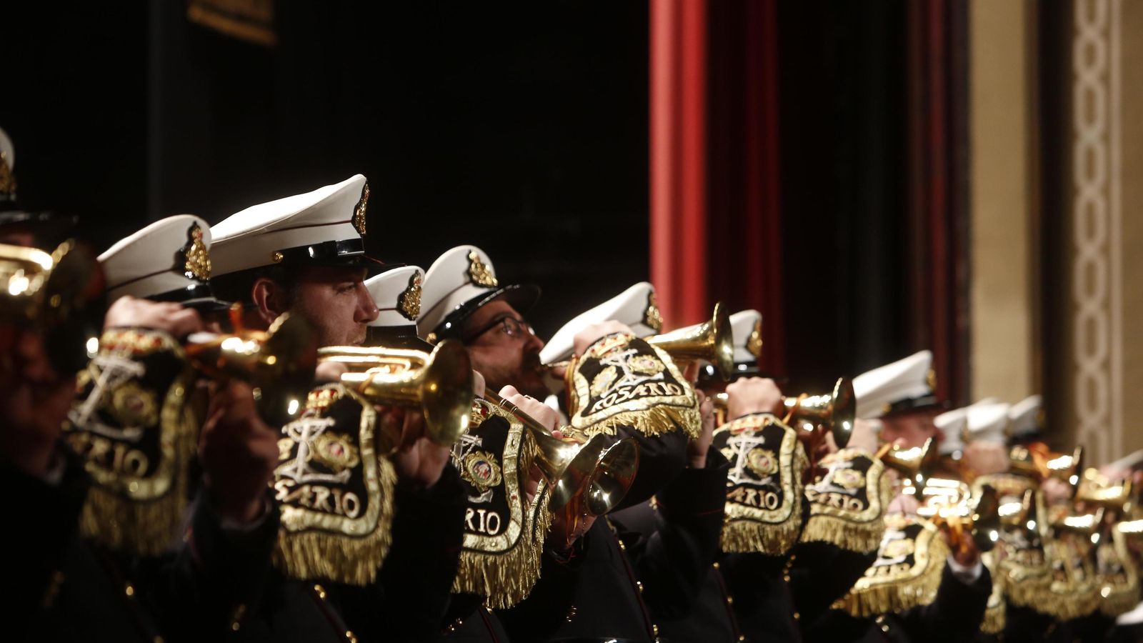 La Banda Nuestra Señora del Rosario en el escenario del Gran Teatro Falla.