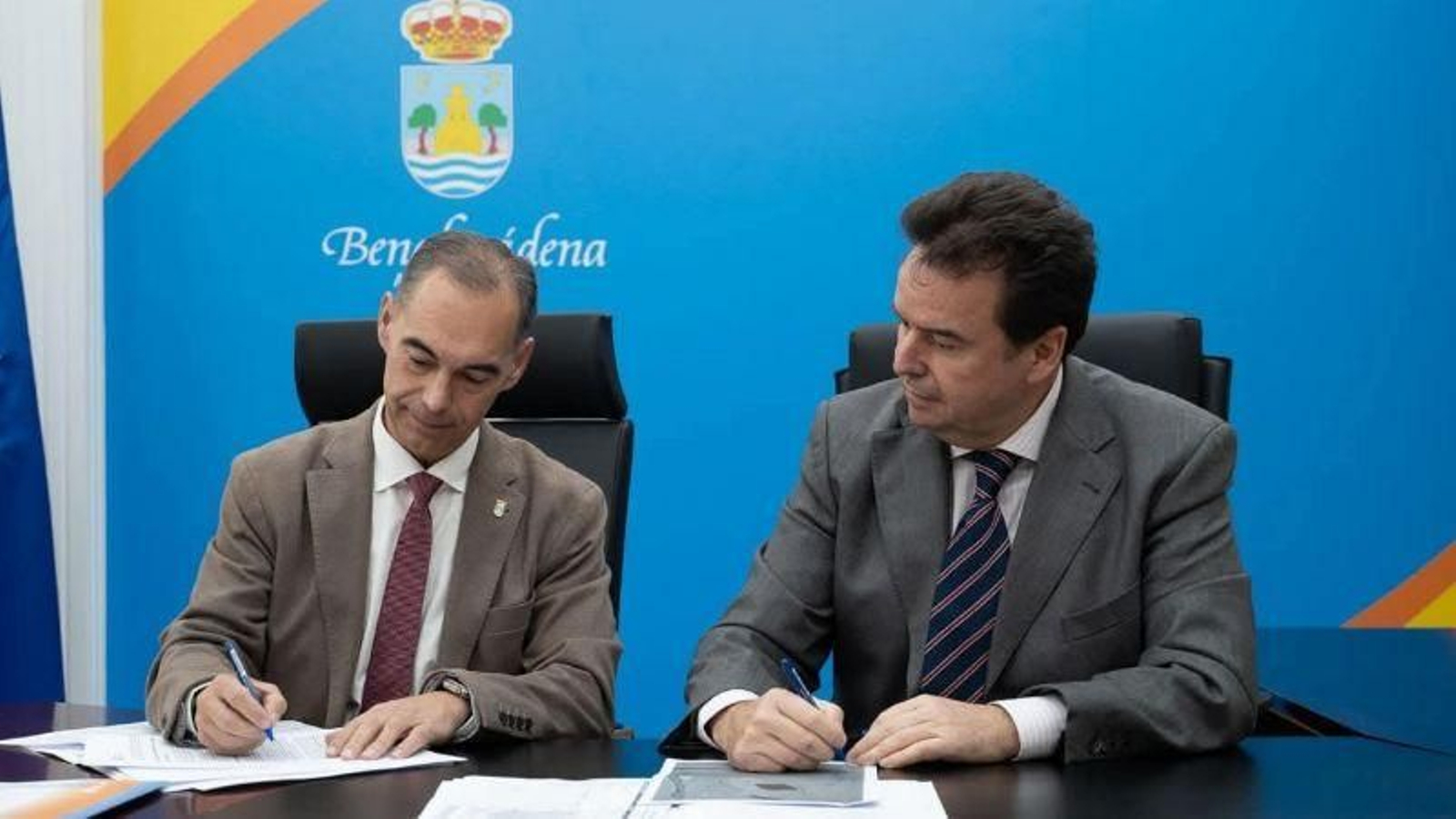 El alcalde de Benalmádena en una reunión para la reapertura del Tívoli
