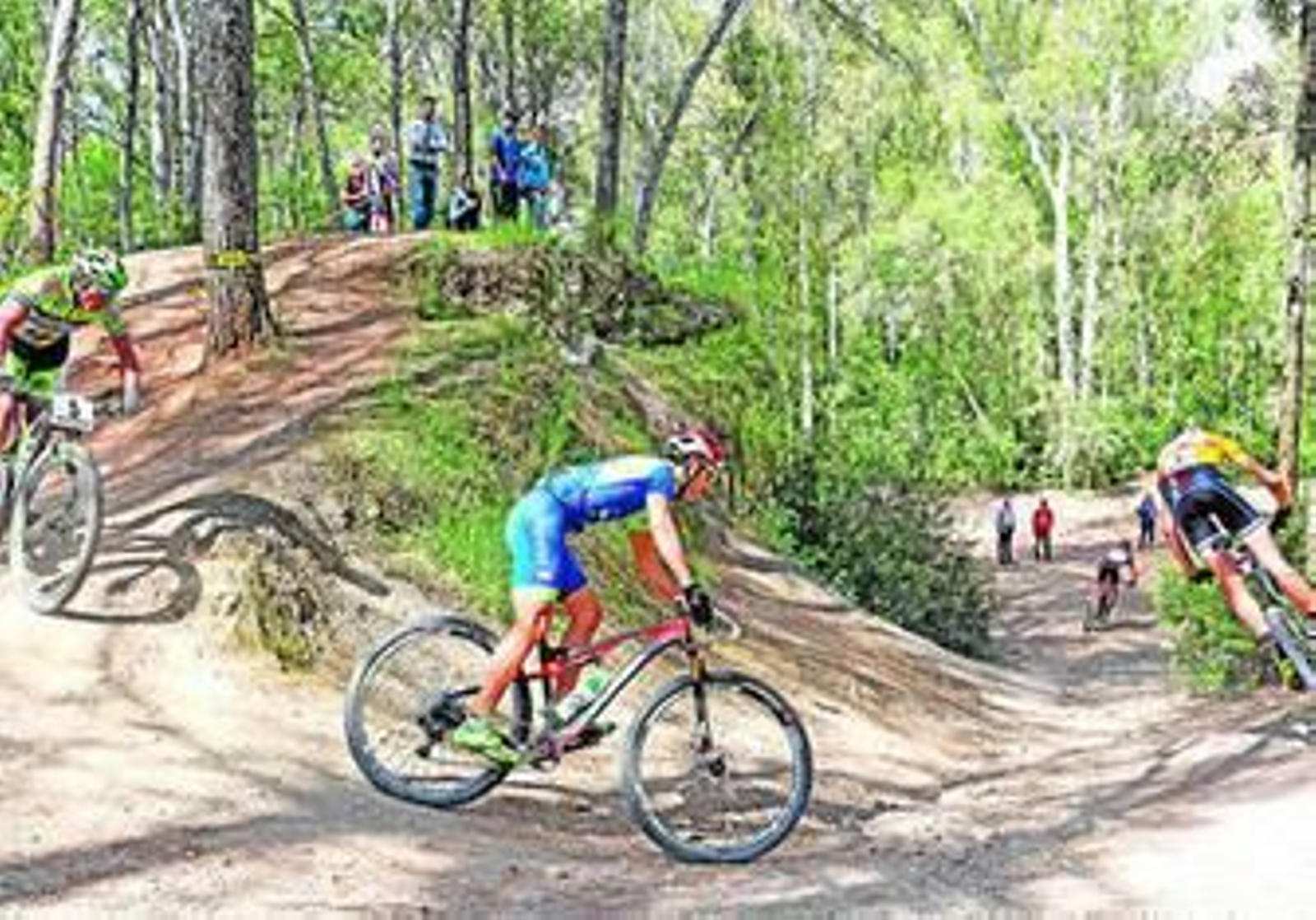 Ismael Ventura -séptimo en la clasificación- persigue a David Valero justo por delante del boliviano Ever Alejandro Gómez (5).