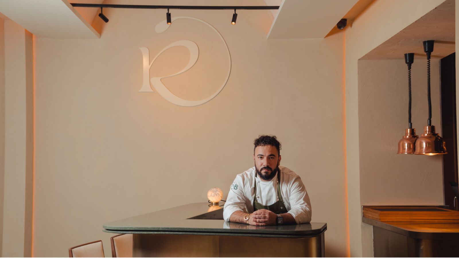 El chef Diego René, en la sala de su nuevo restaurante, 'René'.