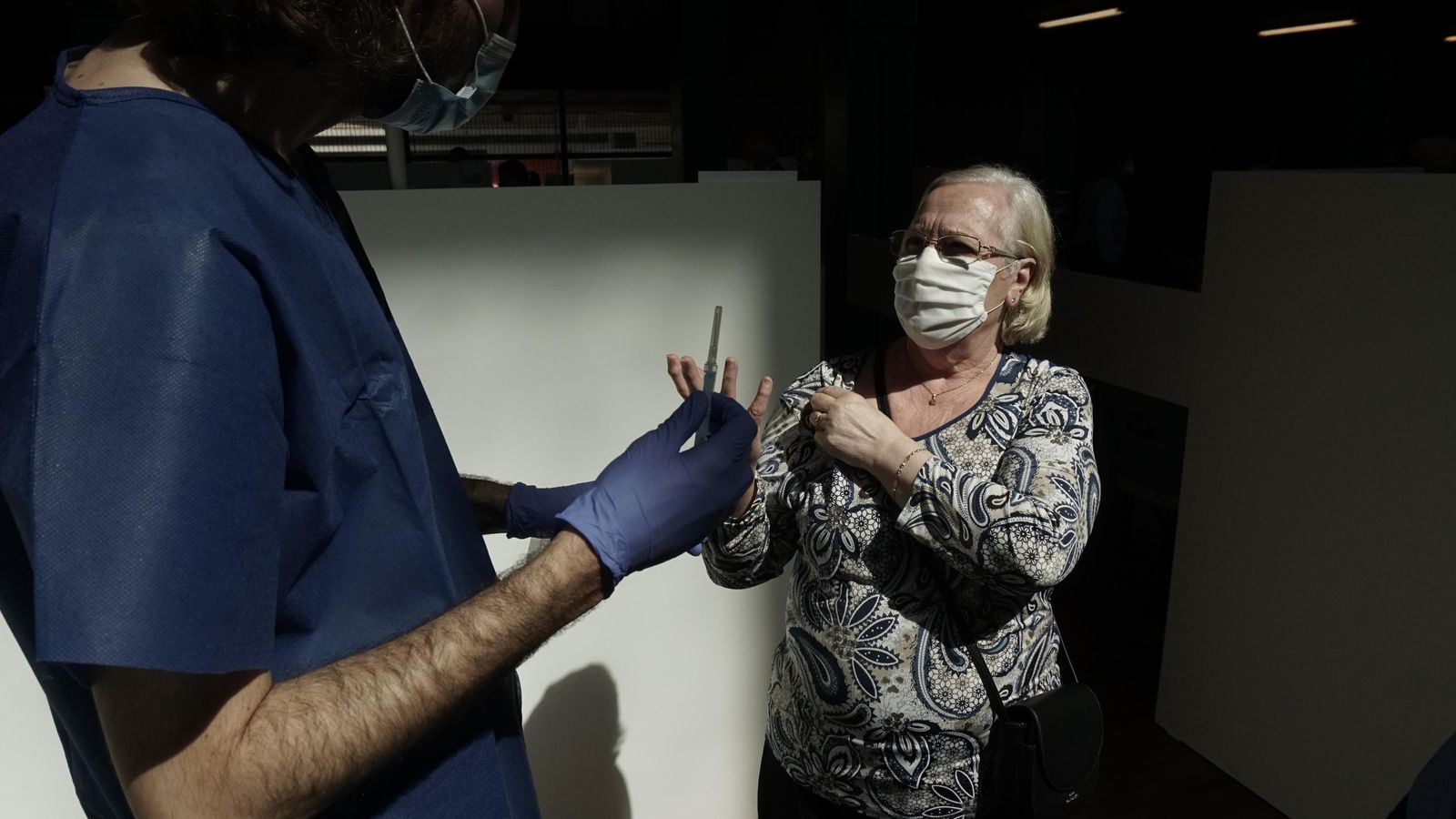 Un enfermero dialoga con una mujer en el centro de vacunación.