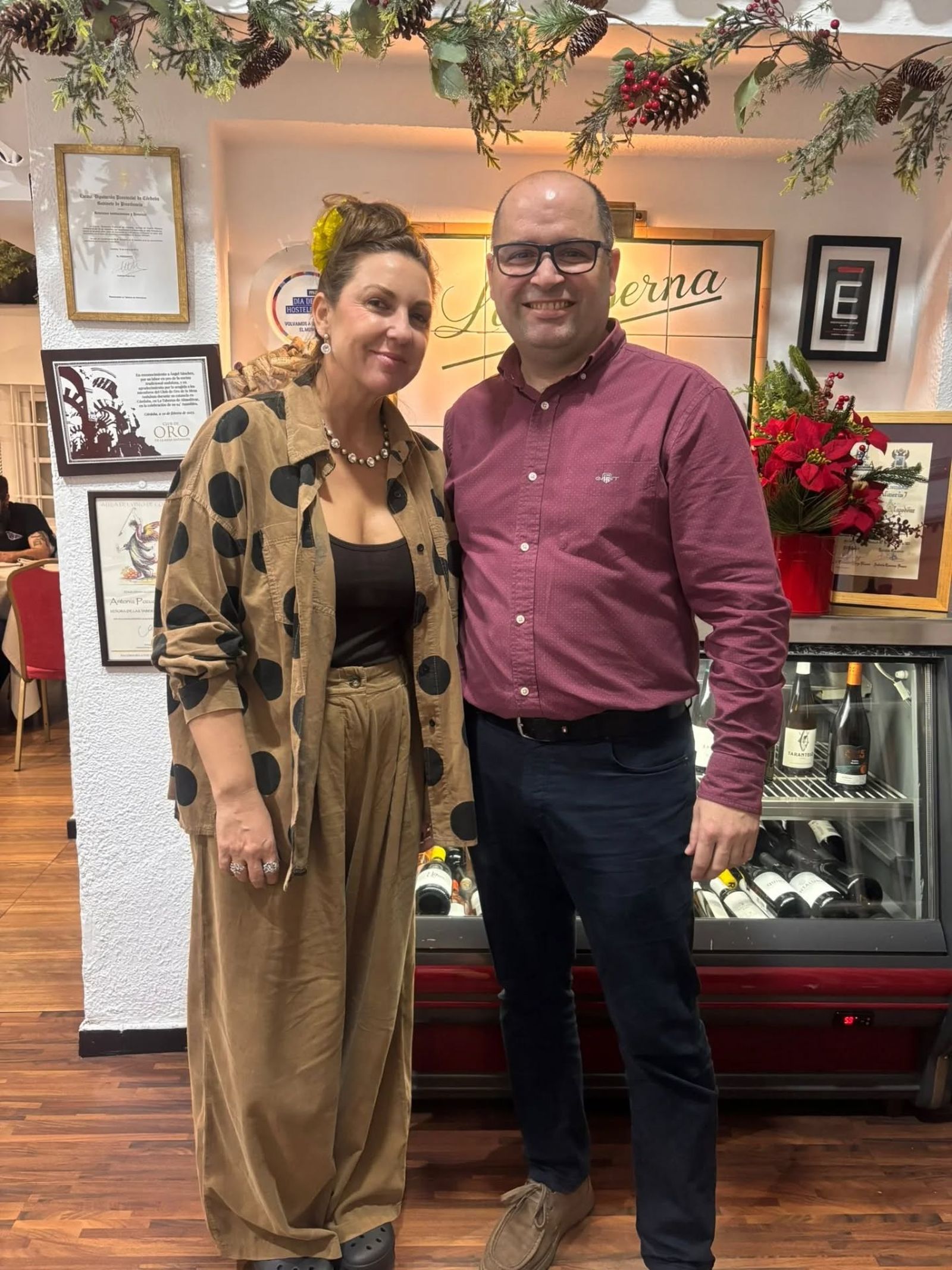 Niña Pastori junto a Ángel Sánchez, gerente de La Taberna de Almodóvar