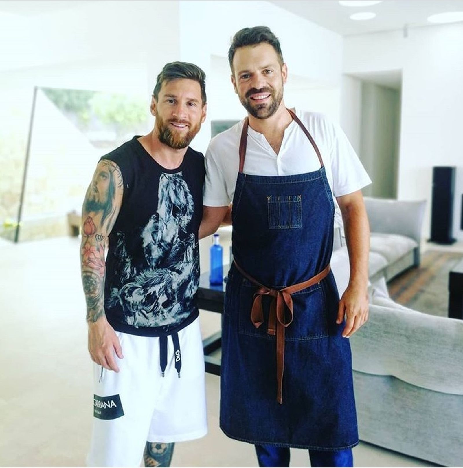 José Santaella posa junto a Messi