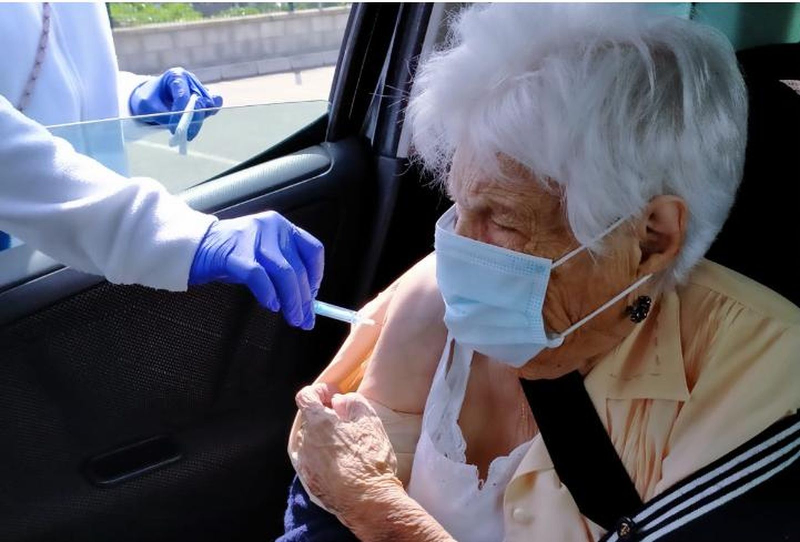 Guadalupe Badillo Palomeque, de 103 años, recibiendo la vacuna en El Puerto.