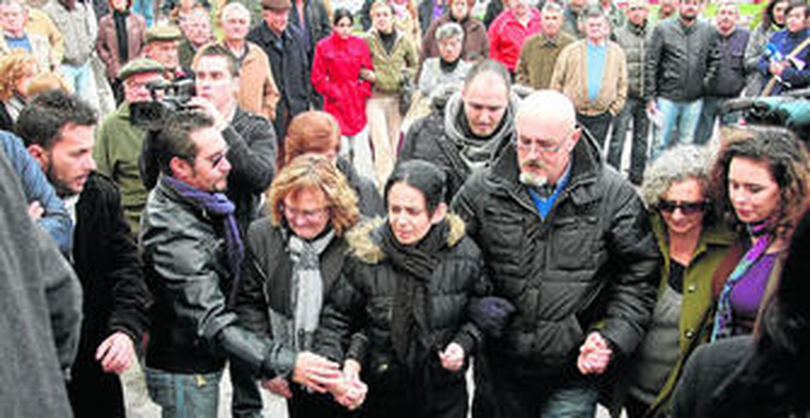 Familiares y amigos arropan a Gema María Cuerda, madre de la pequeña asesinada.