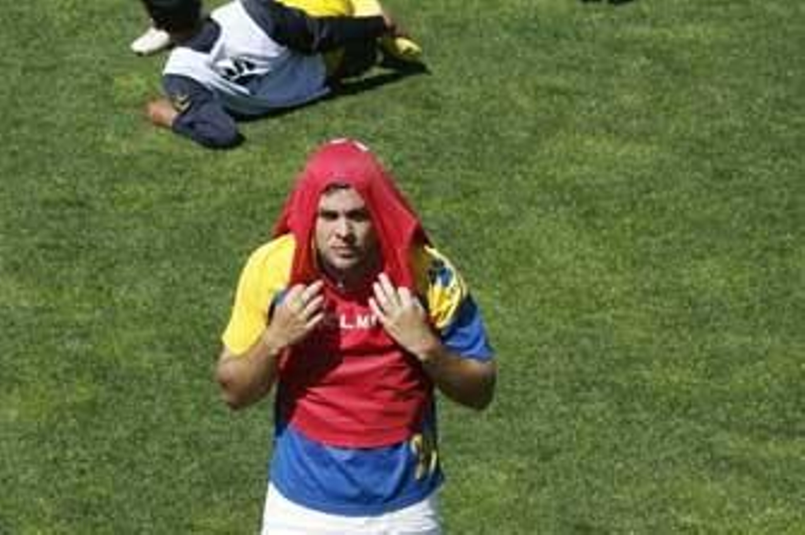 Dani Fragoso se cubre la cabeza con el peto al término del entrenamiento de ayer. /Borja Benjumeda