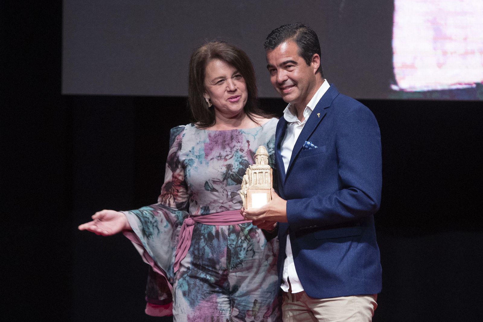 José Pérez Herrera, Premio al Mejor Técnico. En la imagen, con la concejala de Deportes, Maite Lebrero, tras recibir el galardón.