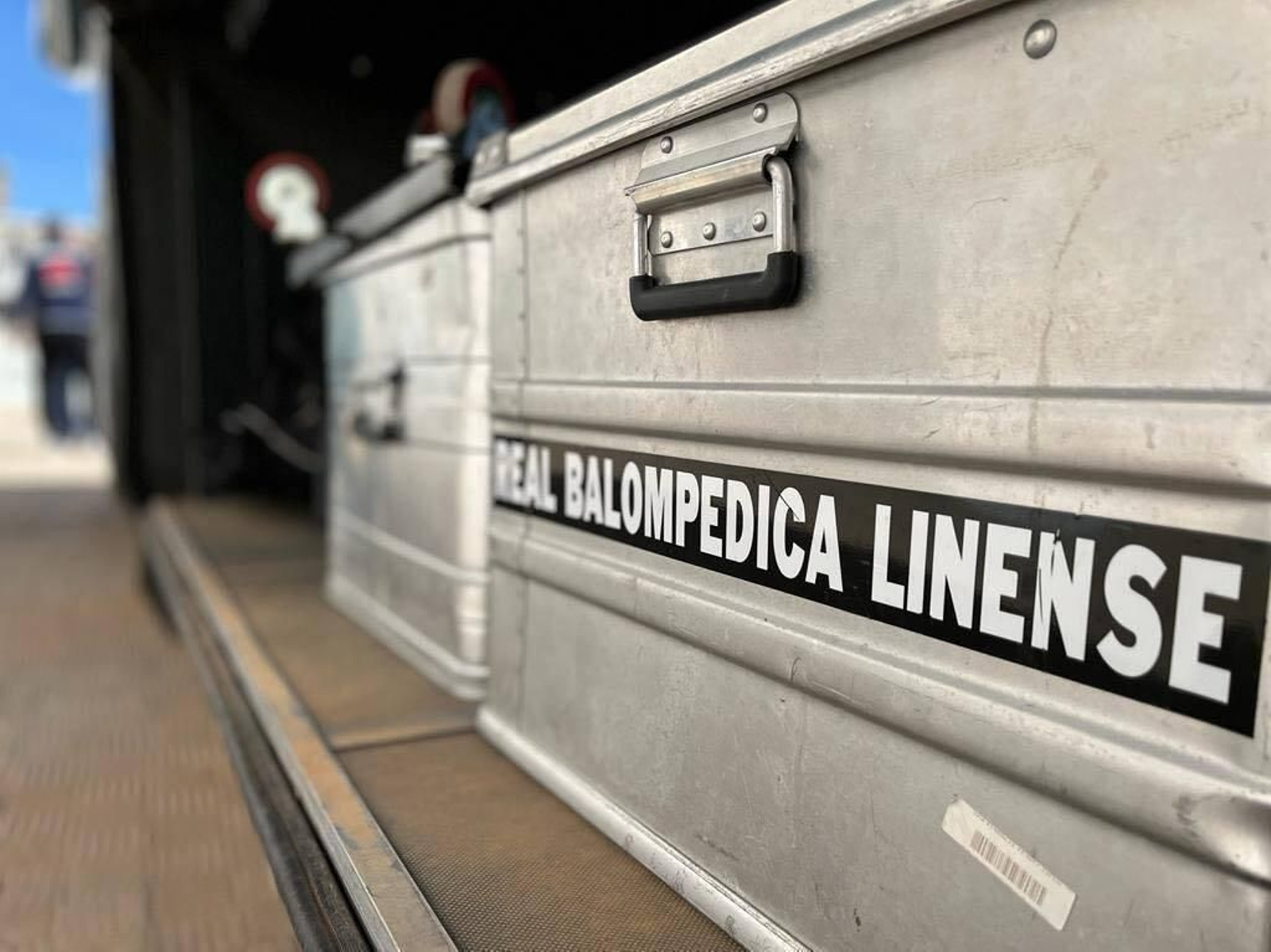 Las maletas con el material de la Balona, rumbo a Alcoy