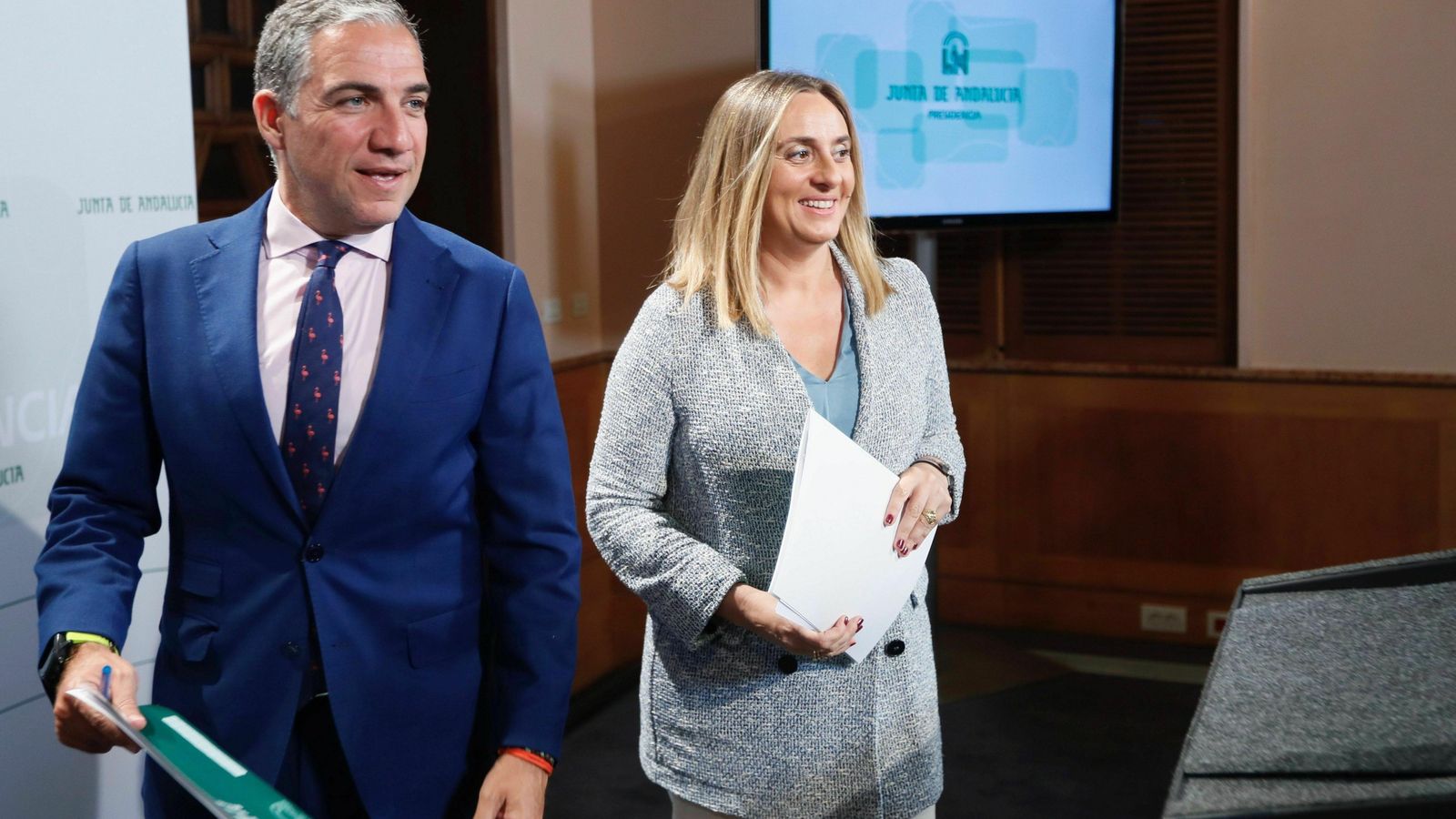 Elías Bendodo y Marifrán Carazo, tras el Consejo de Gobierno.