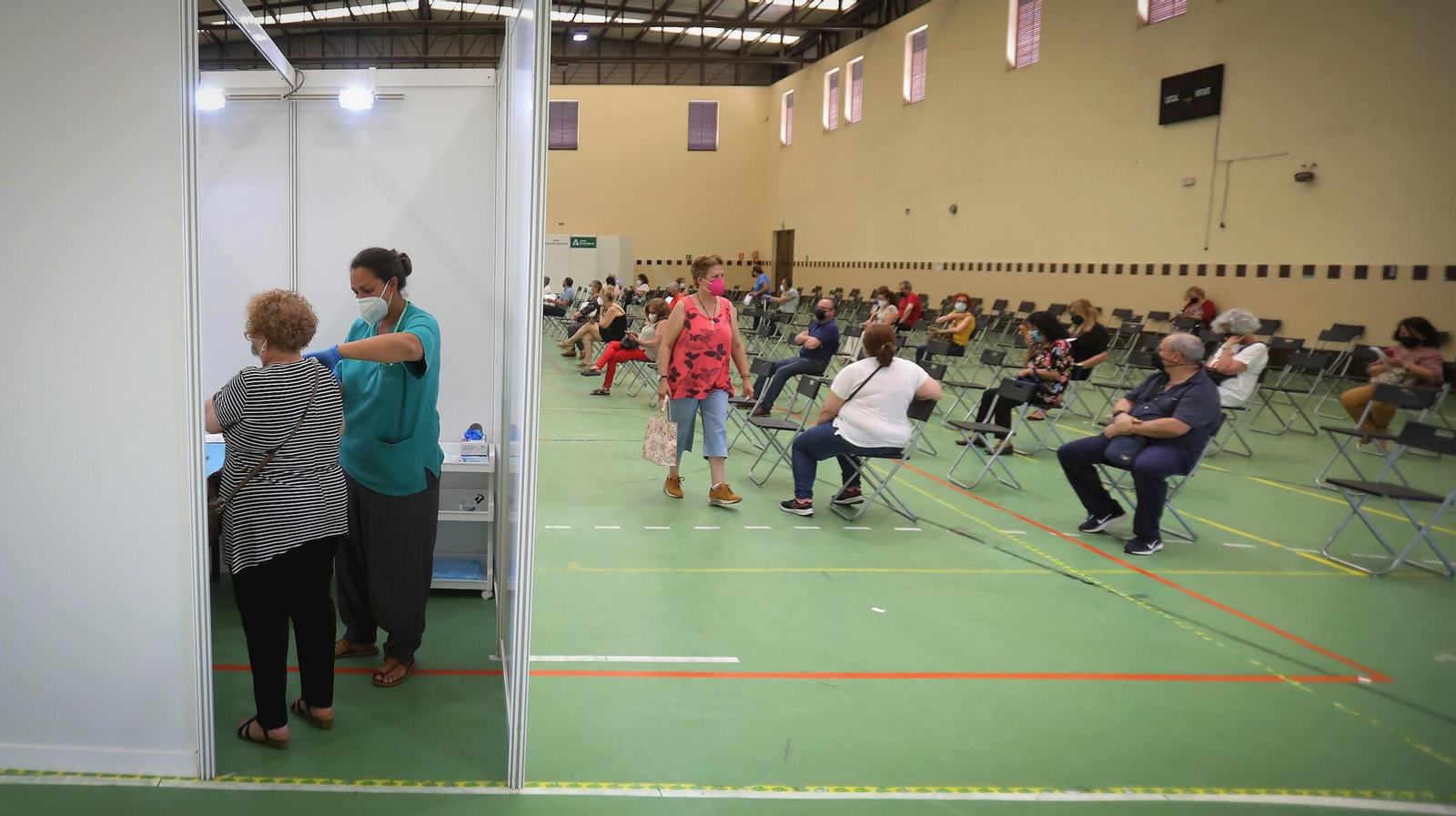 Vacunación en el polideportivo Vega Veguita, punto externo de vacunas contra el coronavirus que se ha abierto esta semana. Vacunación en el polideportivo Vega Veguita, punto externo de vacunas contra el coronavirus que se ha abierto esta semana.