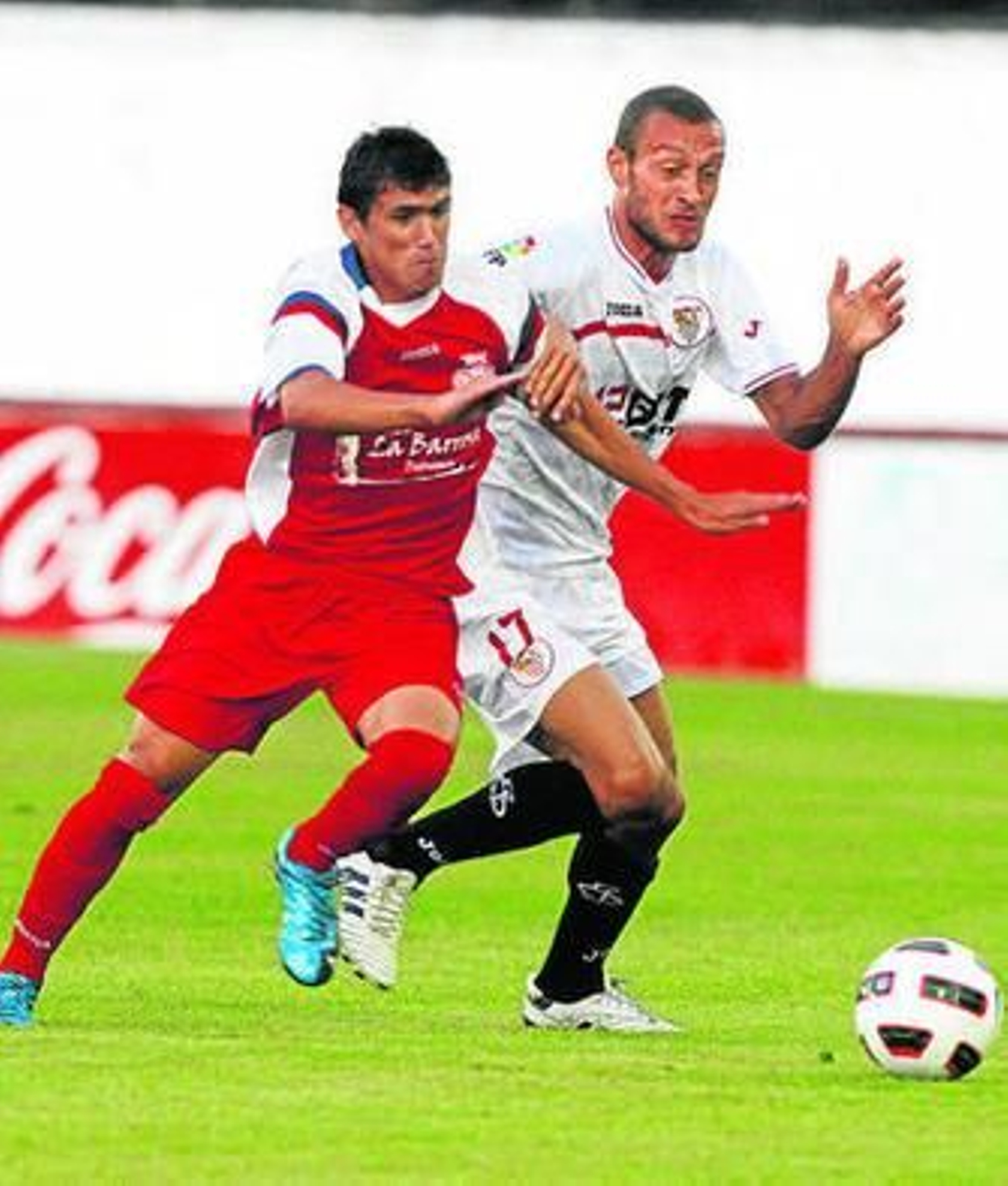 Guarente trata de eludir a un adversario del Chiclana.