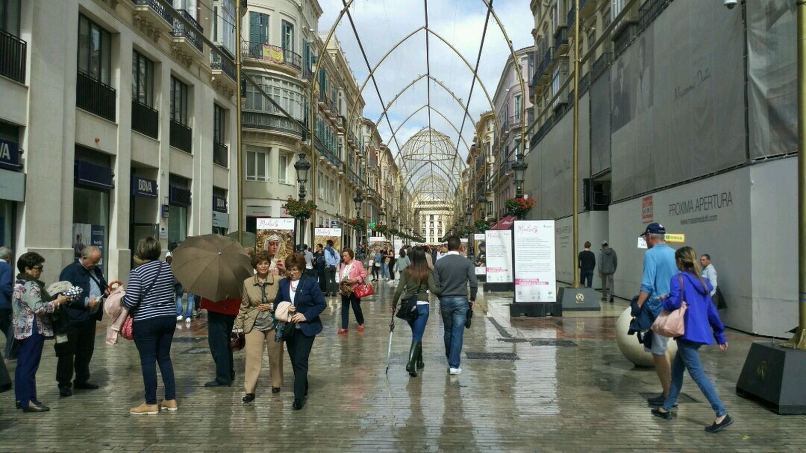 Suelos mojados y algunos paraguas pasado el mediodía en la calle Larios.
