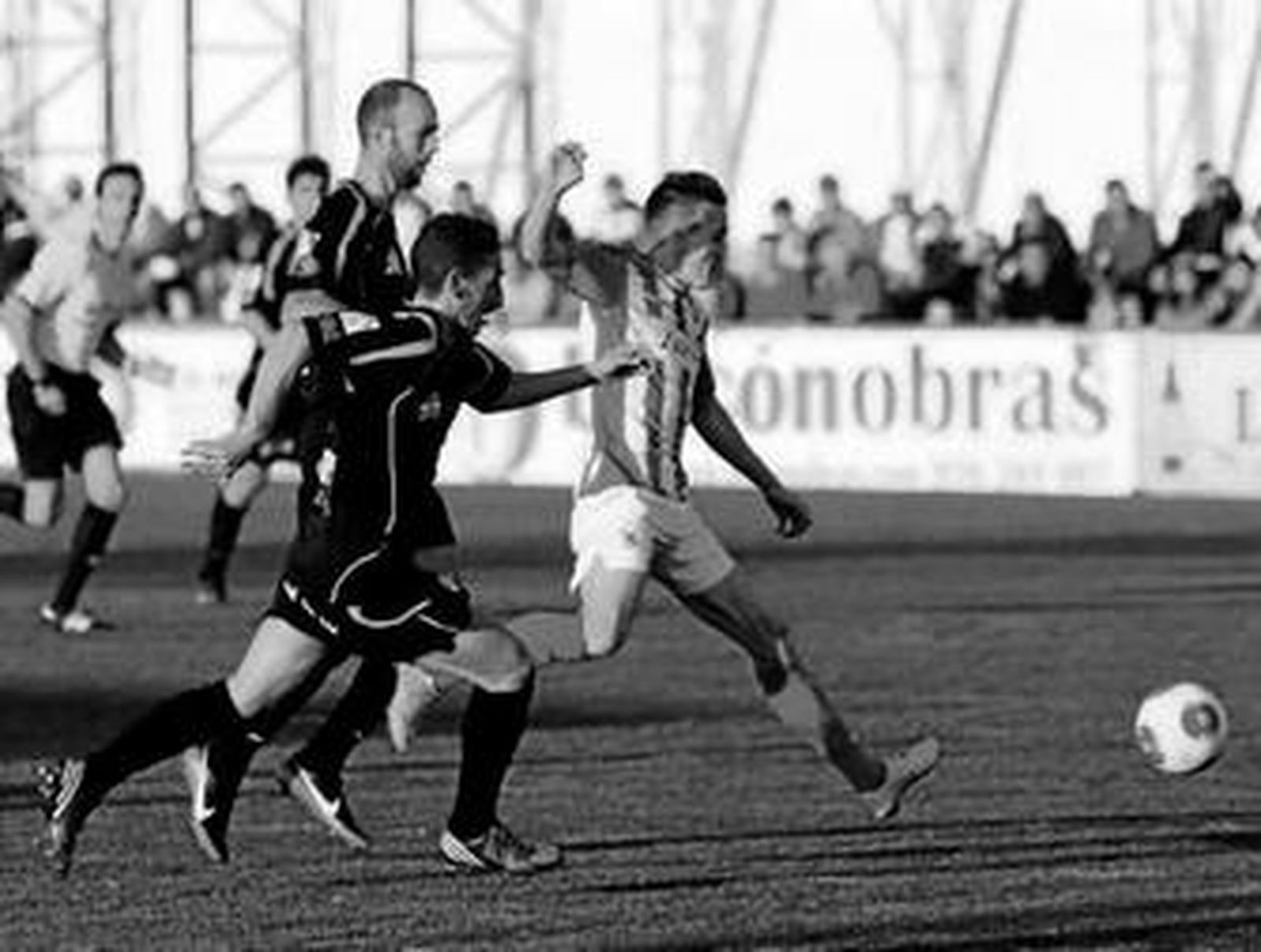 Salvi intenta correr perseguido por dos rivales.