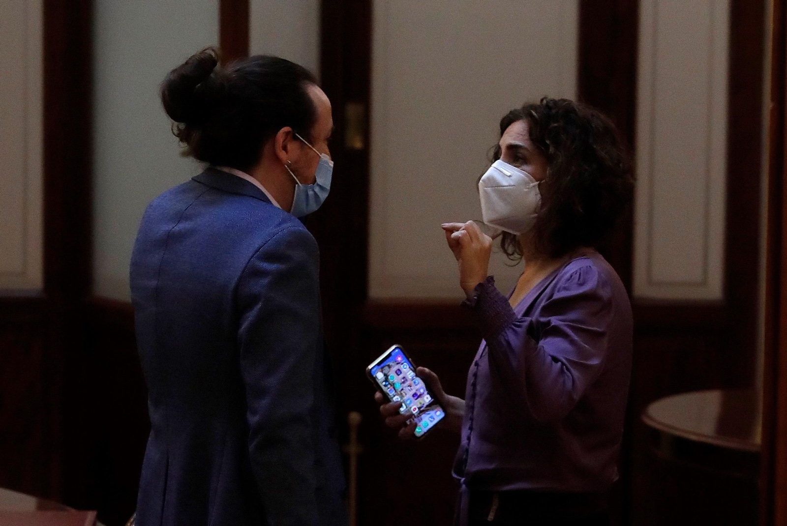 María Jesús Montero y Pablo Iglesias discuten en el Congreso.