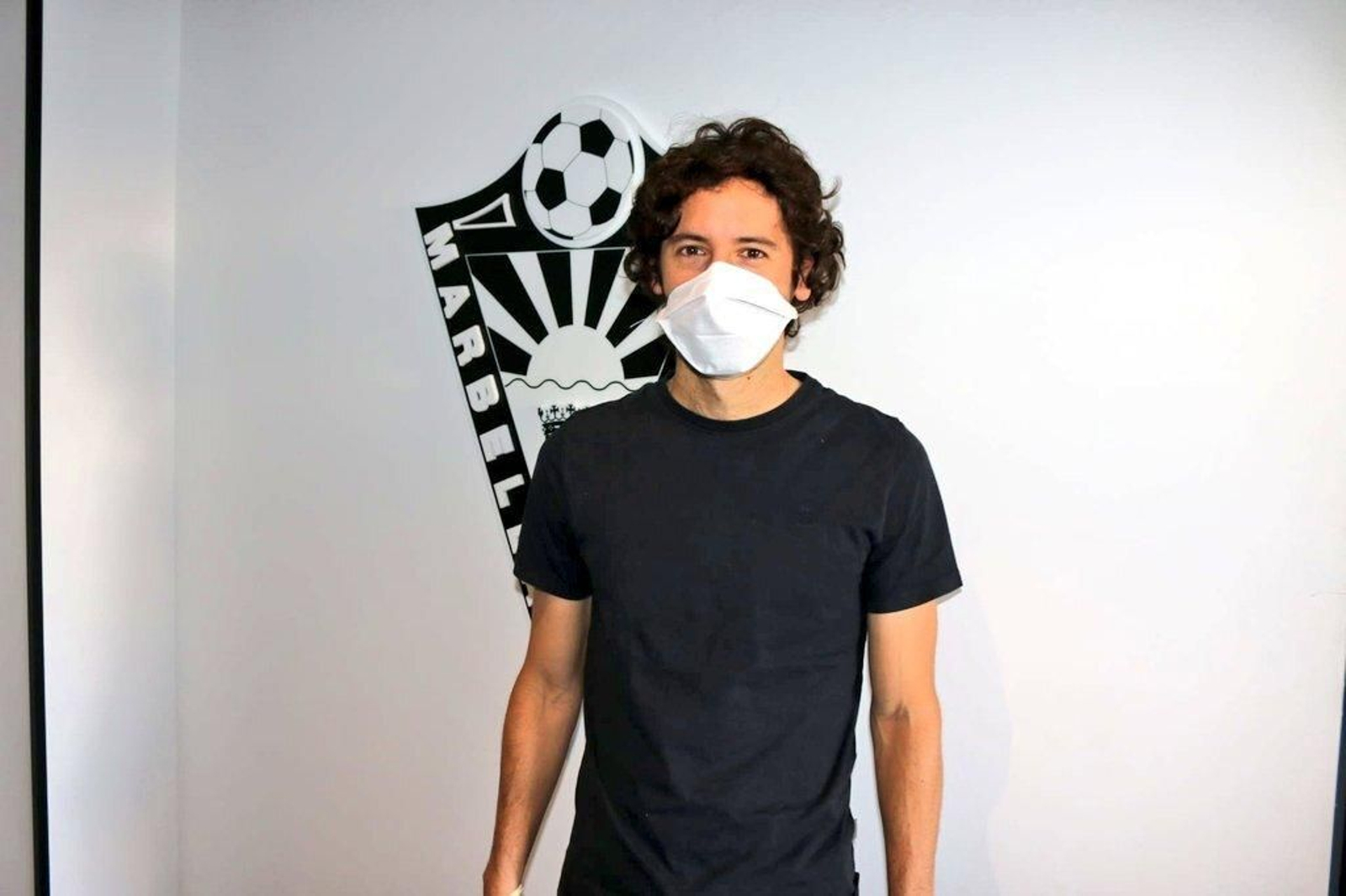 Granero, con su mascarilla en las instalaciones del Marbella FC. Granero, con su mascarilla en las instalaciones del Marbella FC.