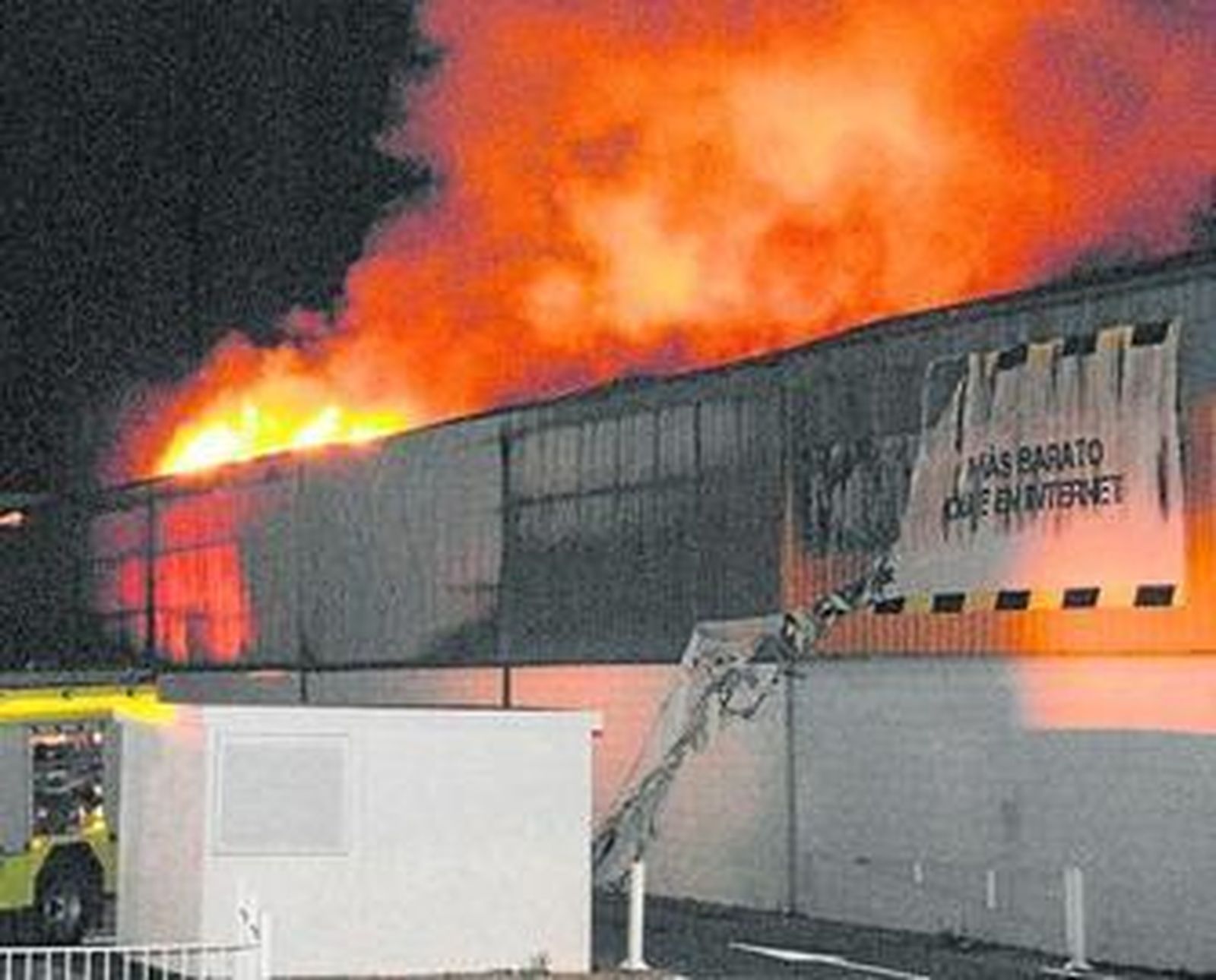 La nave de electrodomésticos Miró, en el polígono isleño de Fadricas, arde la noche del domingo, quedando como se observa en la imagen de la derecha (ya por la mañana).