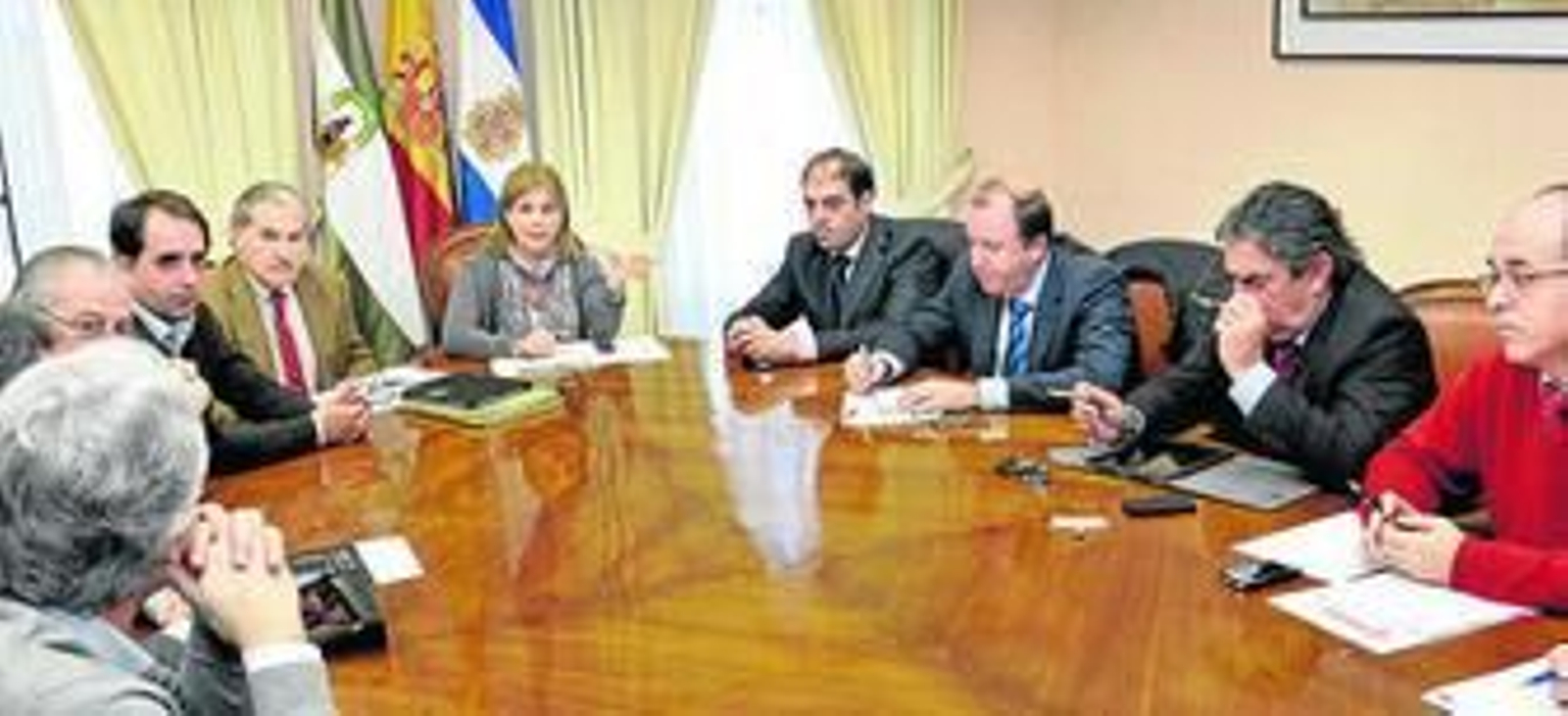 La alcaldesa, junto a otros miembros del gobierno local y responsables de organizaciones empresariales y de autónomos, ayer en la constitución de la mesa.