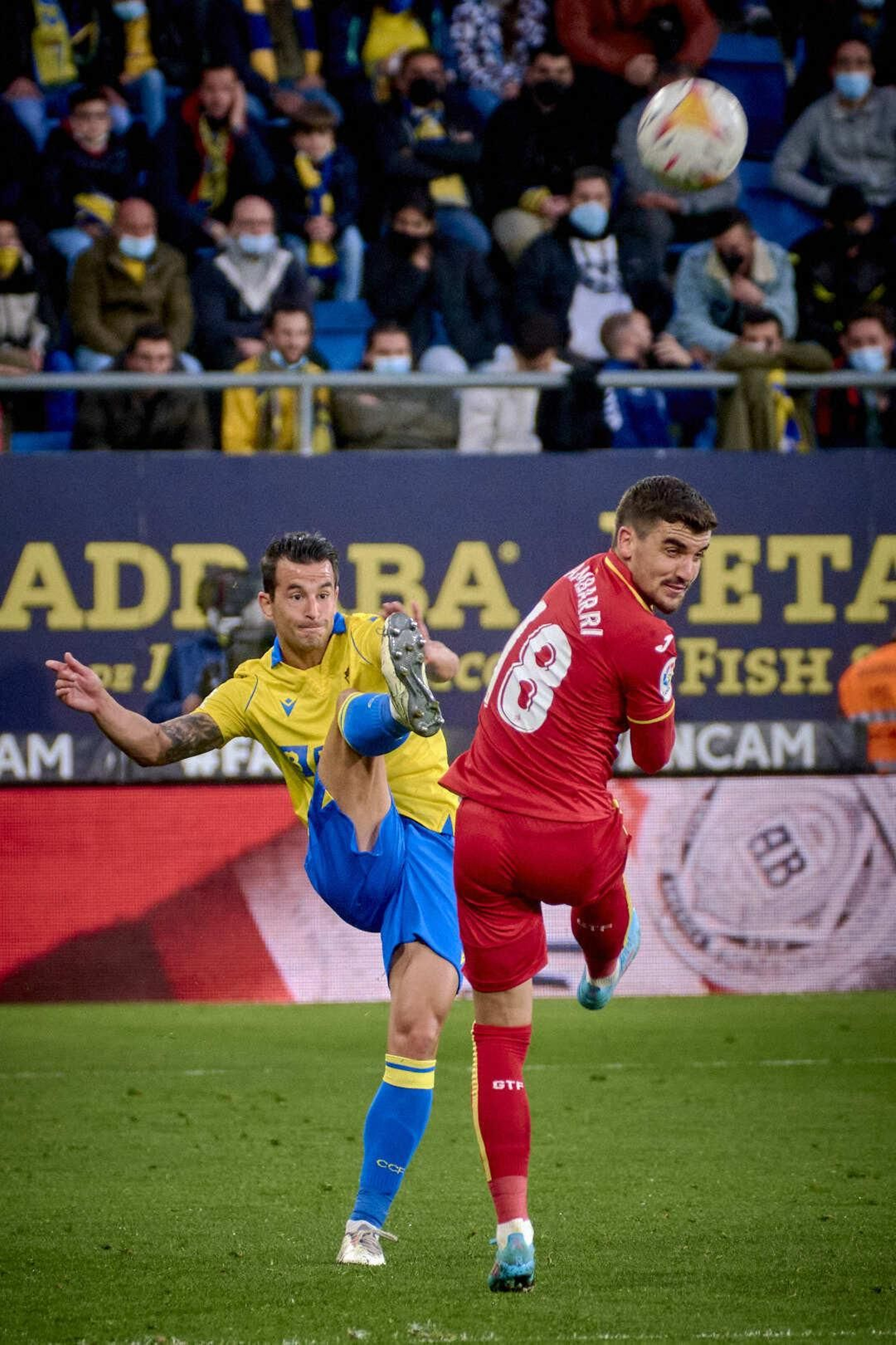 Partido de fútbol entre el Cádiz CF y el Getafe CF.