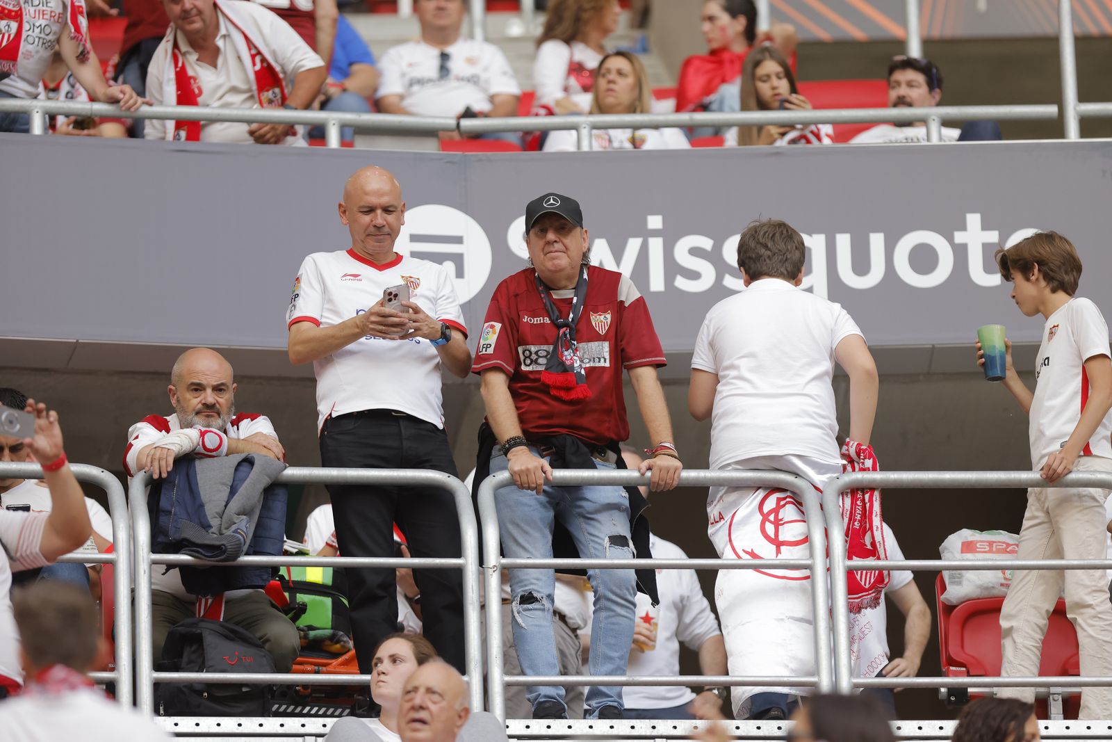 Búscate en las fotos del Sevilla-Roma