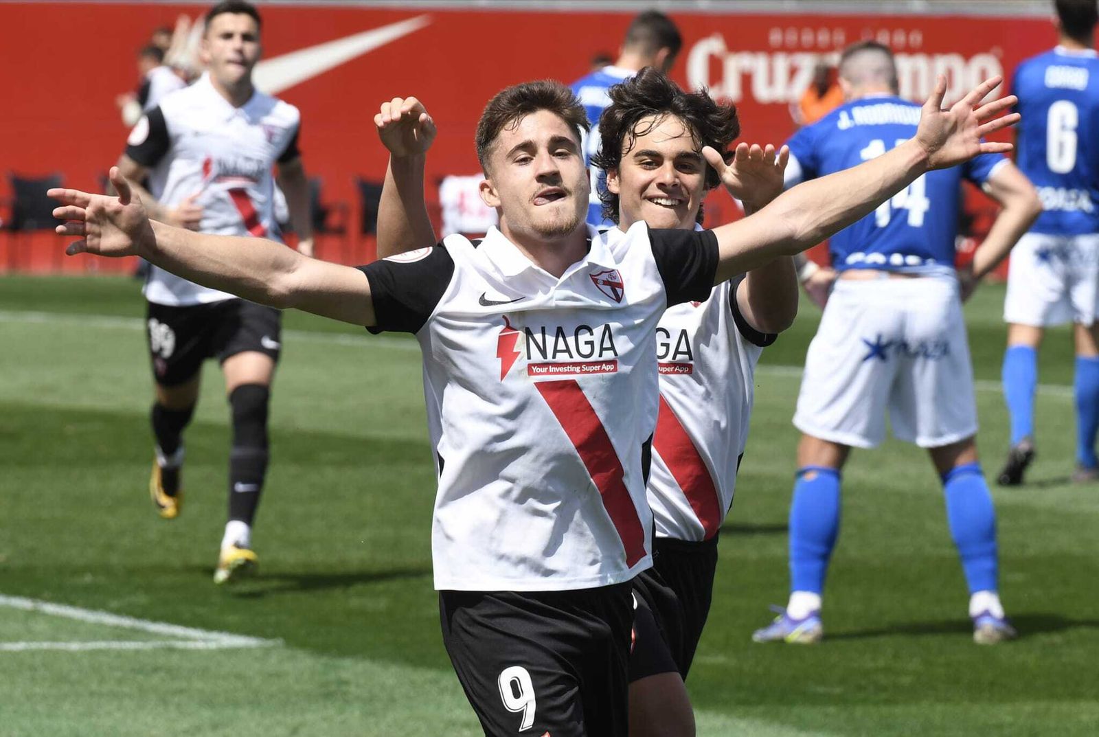 Iván Romero celebra uno de sus goles al San Fernando.