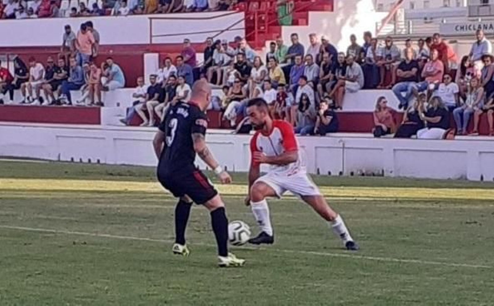 El chiclanero Agustín encara a Aarón en una internada al área del San Roque.