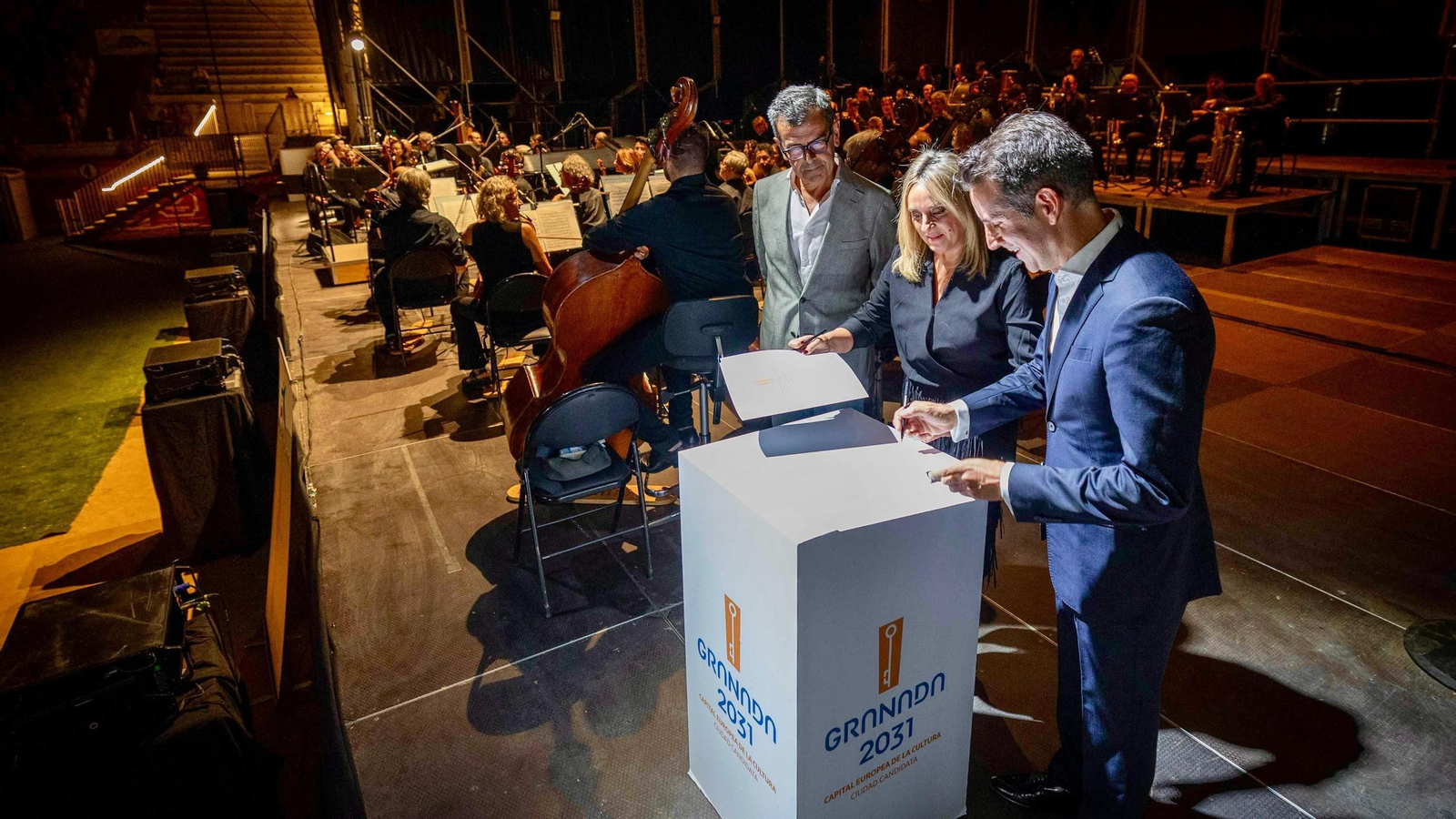 La alcaldesa de la ciudad, Marifrán Carazo, rubrica el compromiso junto al director artístico de la OCG, Lucas Macías