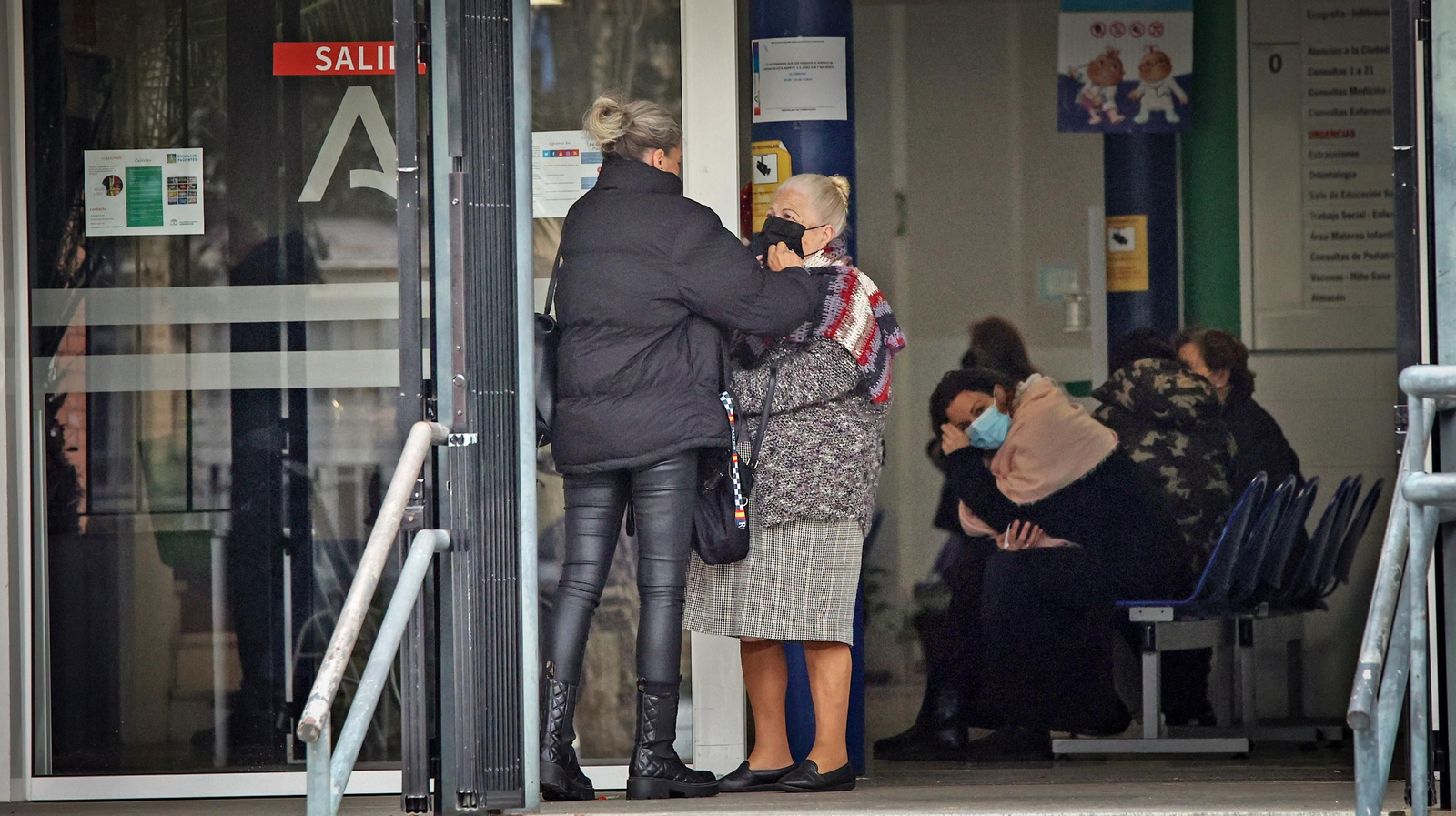Usuarios en la puerta del centro de San Benito, días atrás.