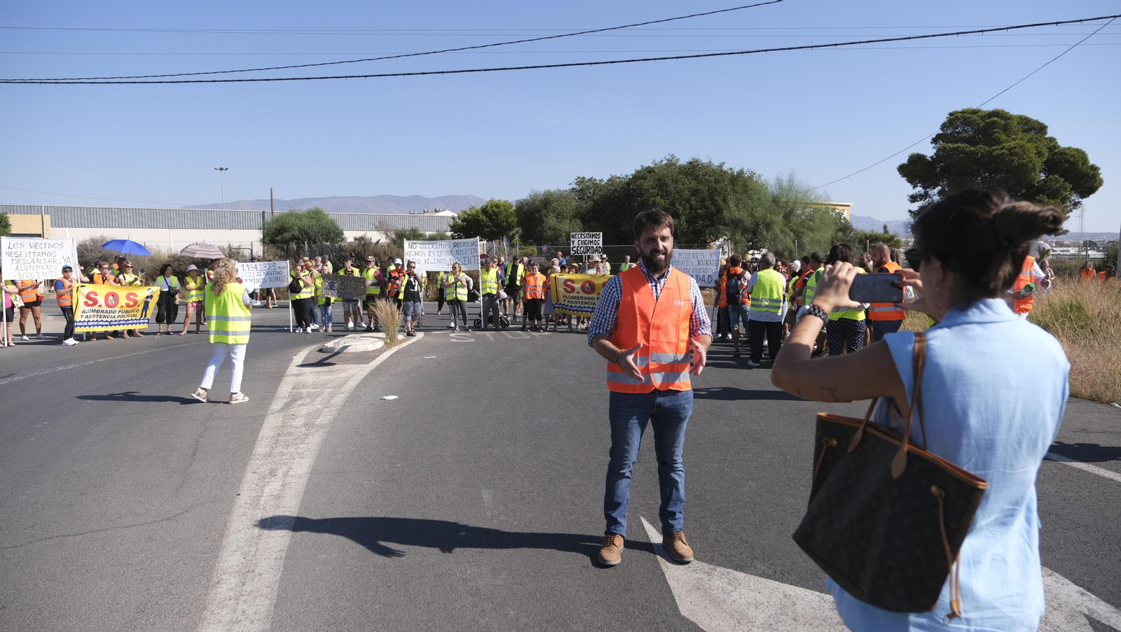 Protestas de los vecinos de los cortijos de La Cañada por la falta de iluminación