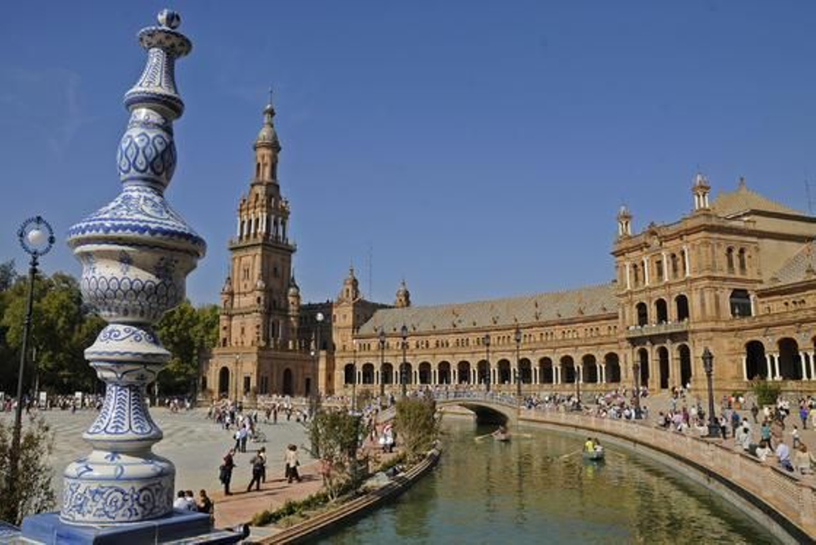 Los sevillanos disfrutan de la "nueva" Plaza de España.

Foto: Juan Carlos Vázquez