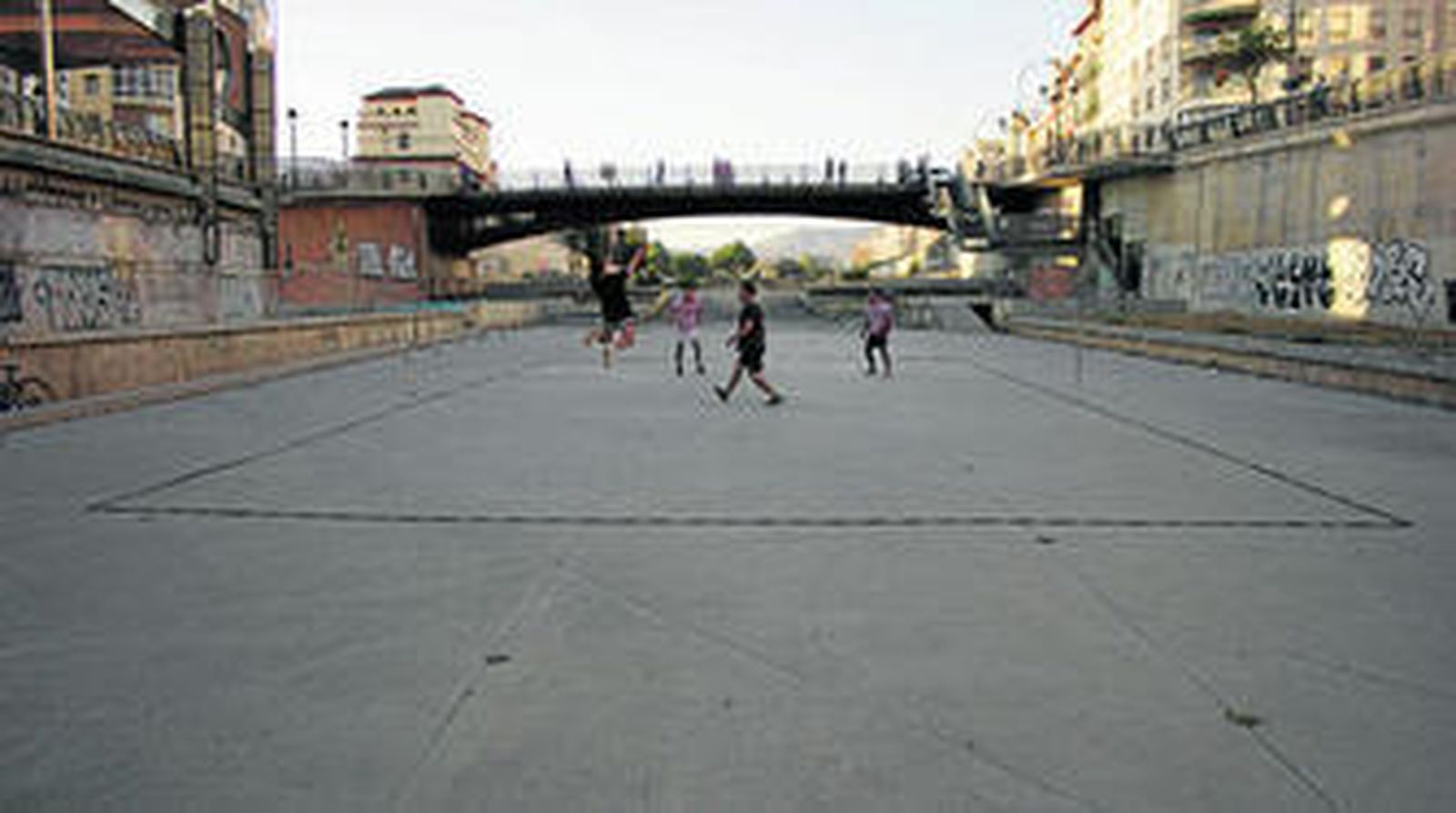 1. Bajo el puente de la Aurora, cuatro personas juegan al 'Piqui Voley' en una cancha hecha por ellos mismos hace más de diez años.  2.  Al lado del de Tetuán la tierra ha permitido crecer una zona de césped que hace las delicias de los perros y los amos del centro. Un lugar donde pueden correr y jugar sin necesidad de ir atados o con bozal. 3. Un patinador 'grinda' sobre uno de los módulos del 'Decrepit Park', vigilado por las Normas de Uso del cauce proyectadas por la Fundación Ciedes, al lado del puente de la Esperanza.