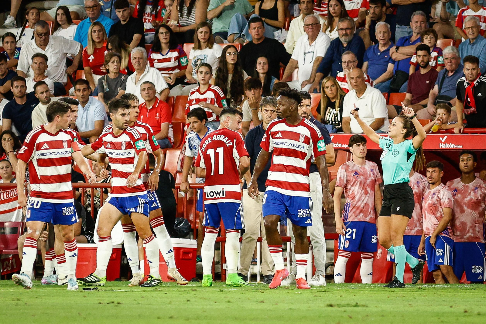 Los jugadores del Granada, durante el partido ante el Mirandés de este domingo