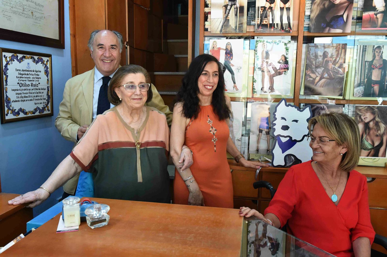 La familia de Otilio Ruiz, con Landaluce y Cid, junto a la placa.