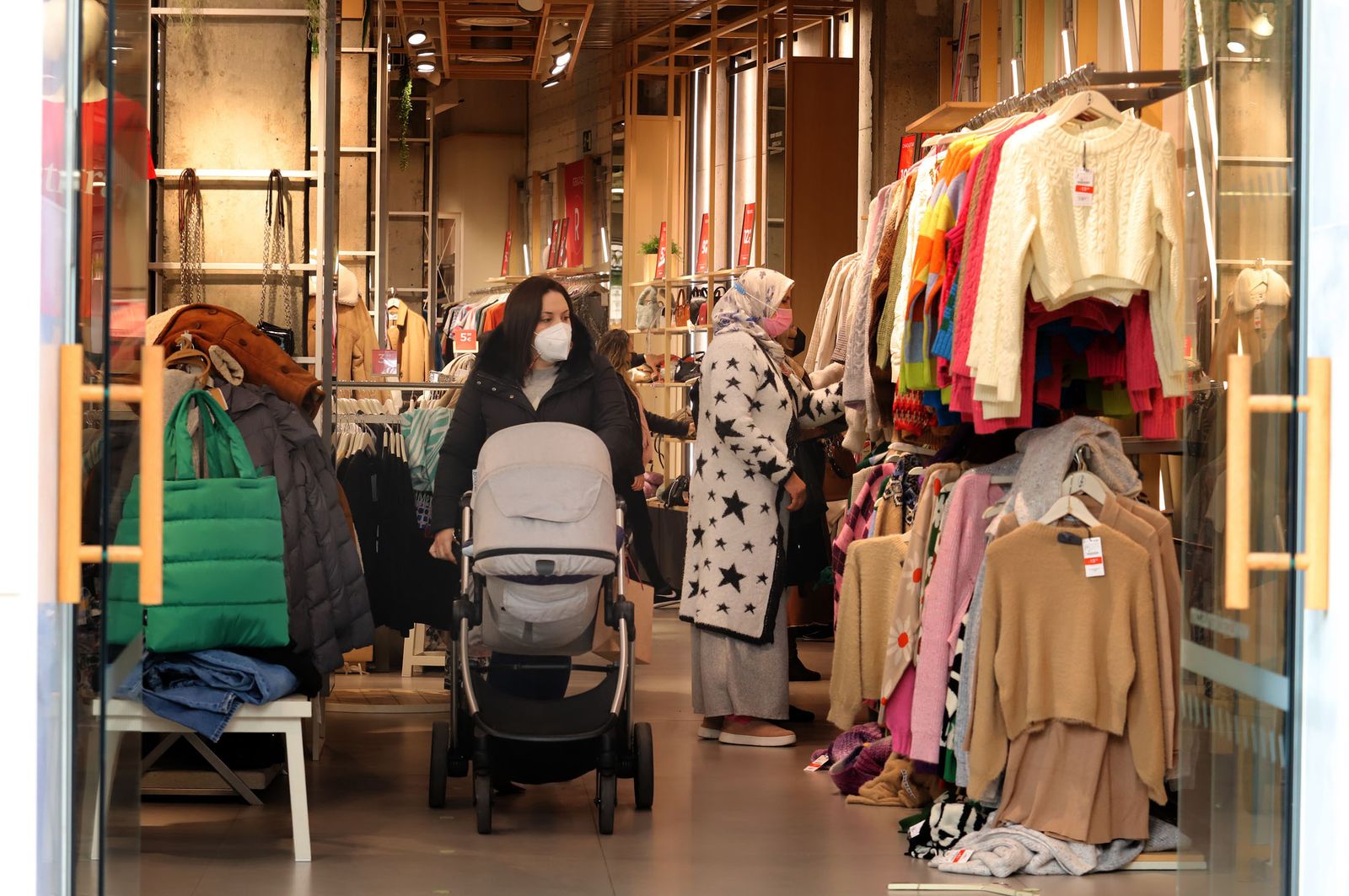 Imágenes del ambiente de rebajas por las calles del centro