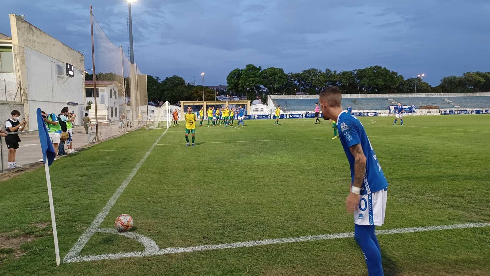 Juanito vio dos amarillas y fue expulsado a falta de un cuarto de hora.