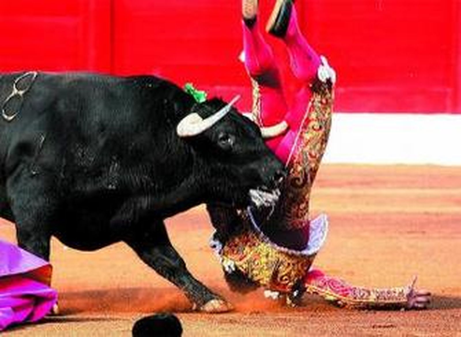 Momento de la cogida que sufrió López Chaves, ayer.