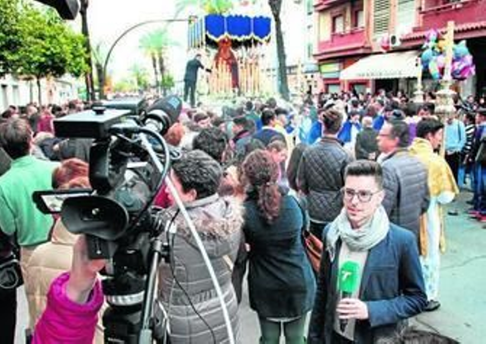 Teleonuba inició ayer sus retransmisiones con la salida de la Virgen de los Dolores en Las Colonias.