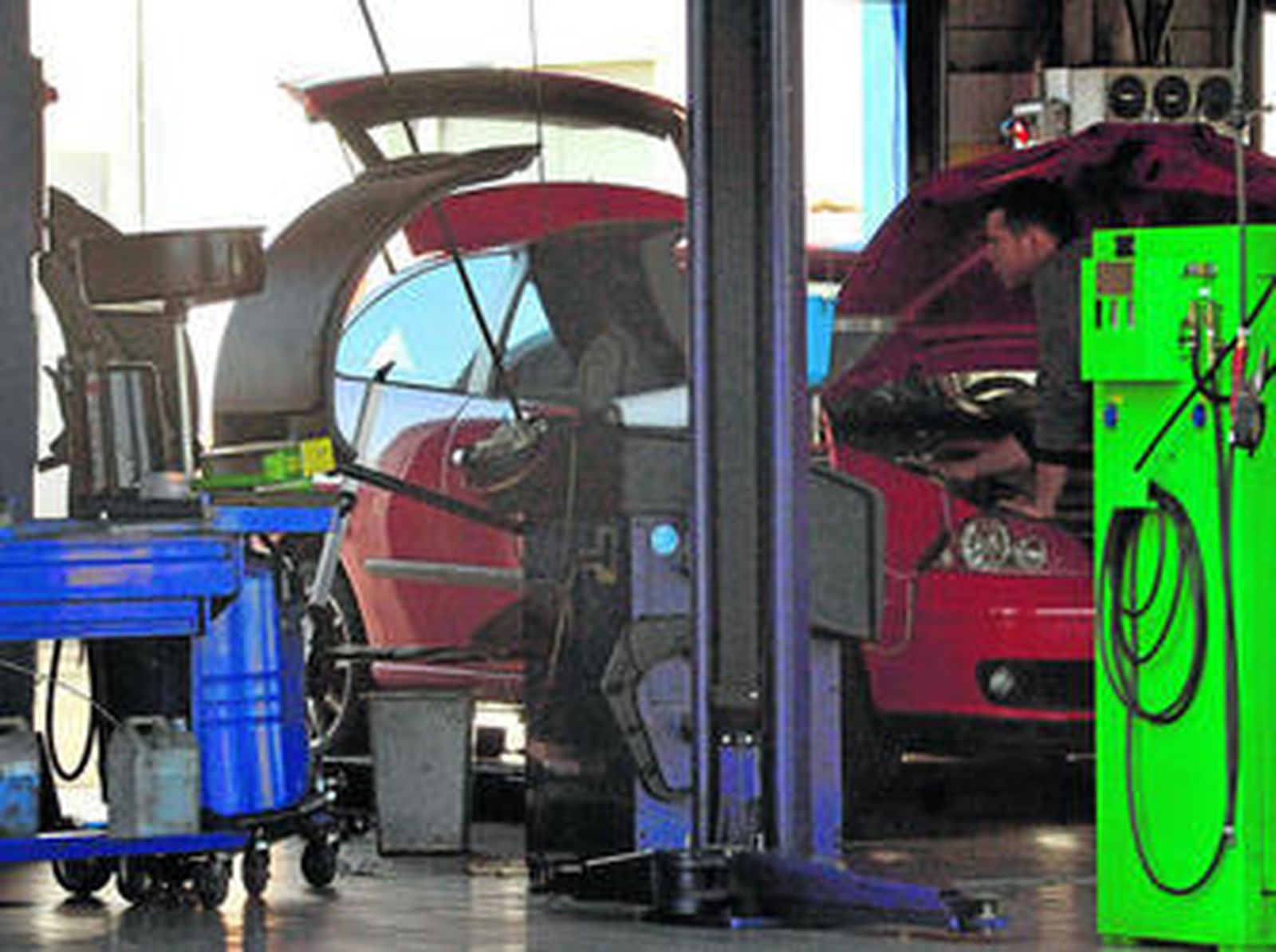 Interior de un taller de reparación de automóviles.
