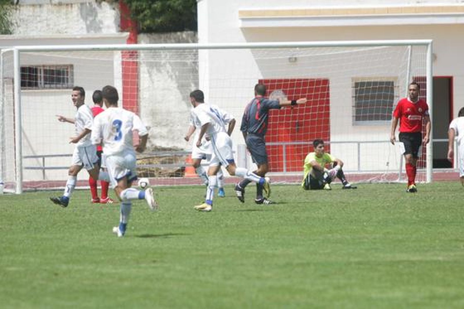 El San Roque desperdicia dos goles de ventaja ante el Pozoblanco y sufre, en su estreno como local, su primera bofetada de la temporada./Fotos: Quiñones

Foto: J.M.Q.